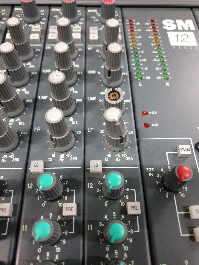 Soundcraft SM12 40-kanaals mengpaneel in flightcase met voeding.