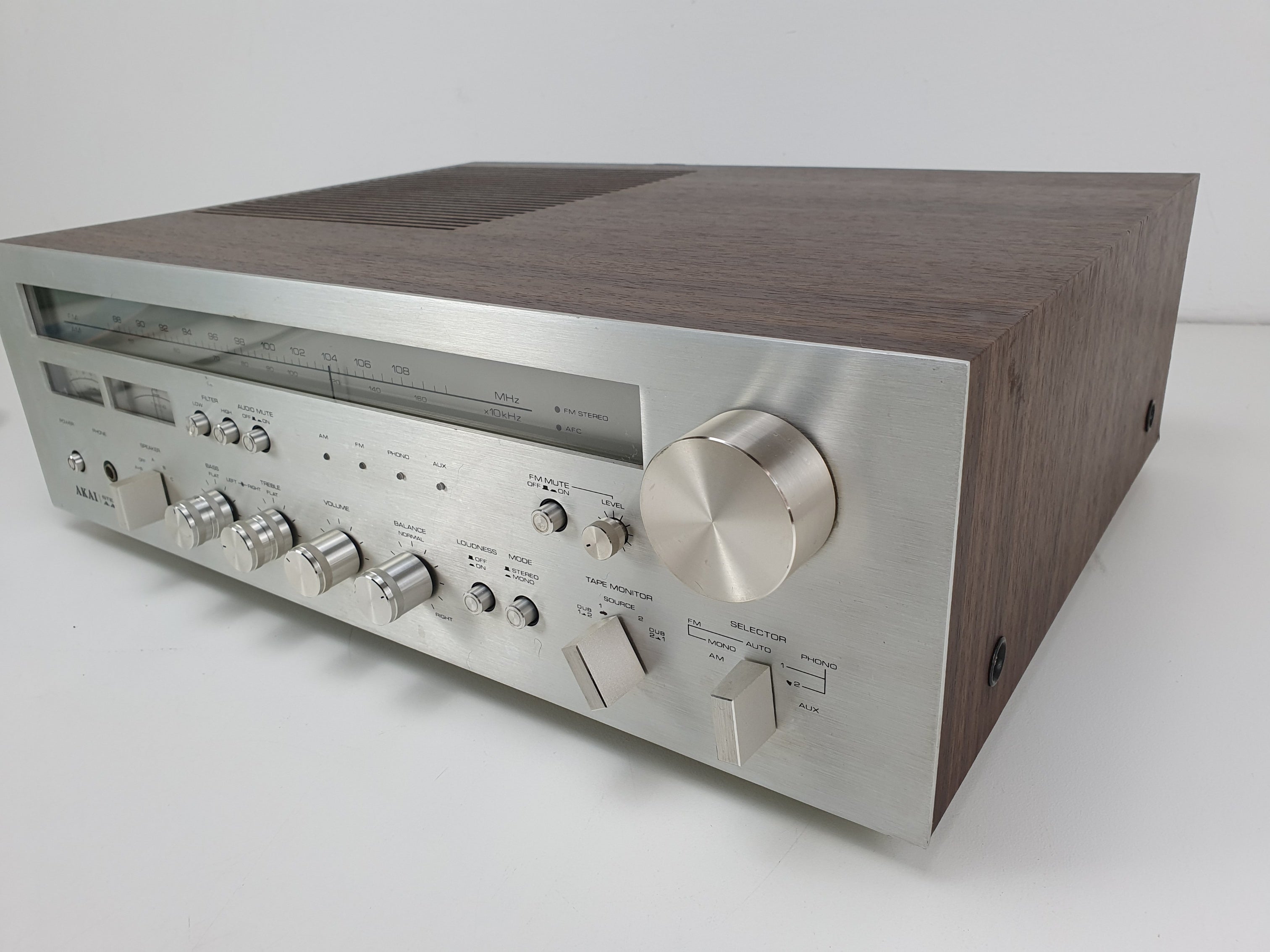 Akai AA-1050 Stereo receiver - 35w 4-16Ohm - Fully working
