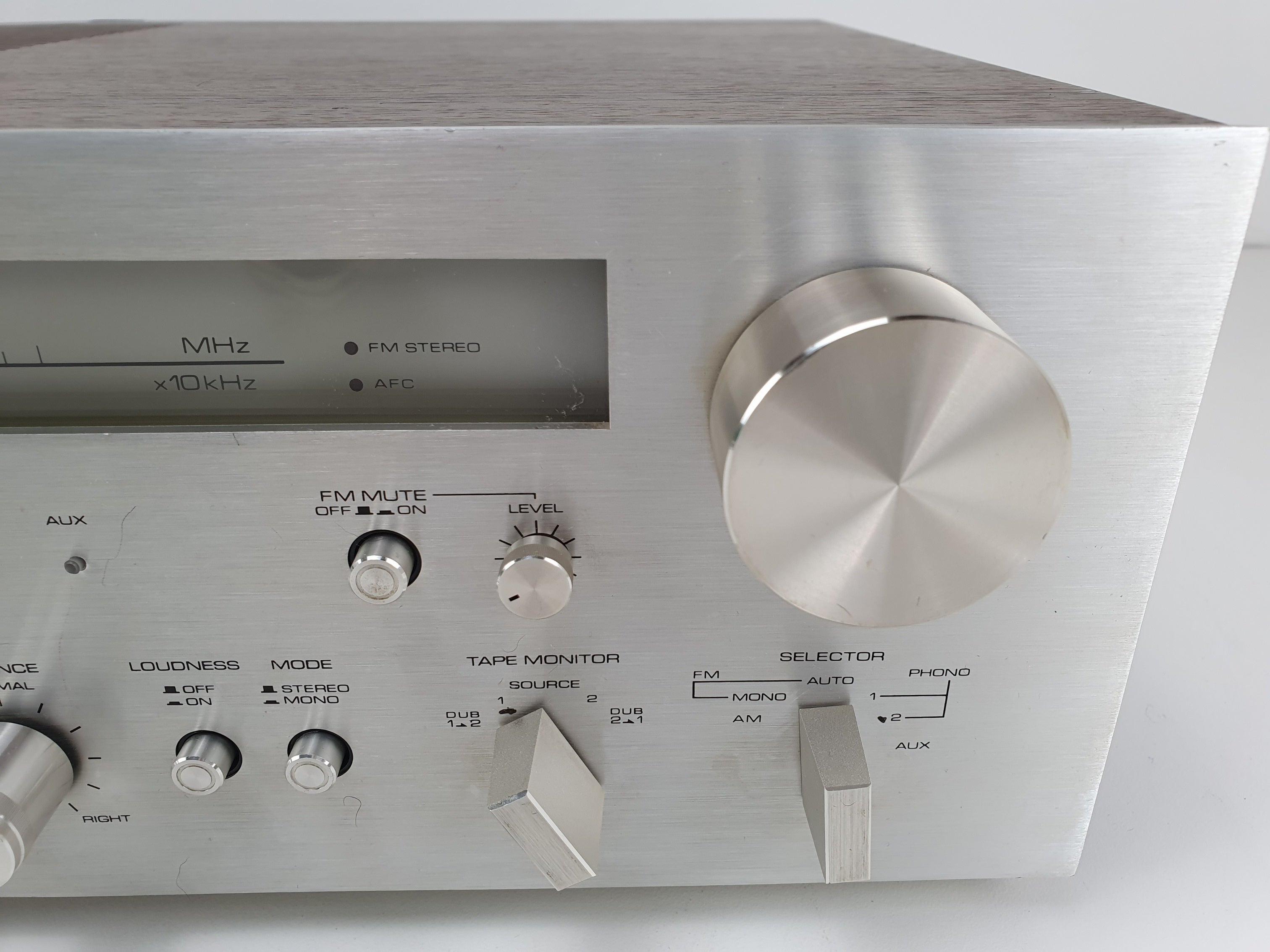 Akai AA-1050 Stereo receiver - 35w 4-16Ohm - Fully working