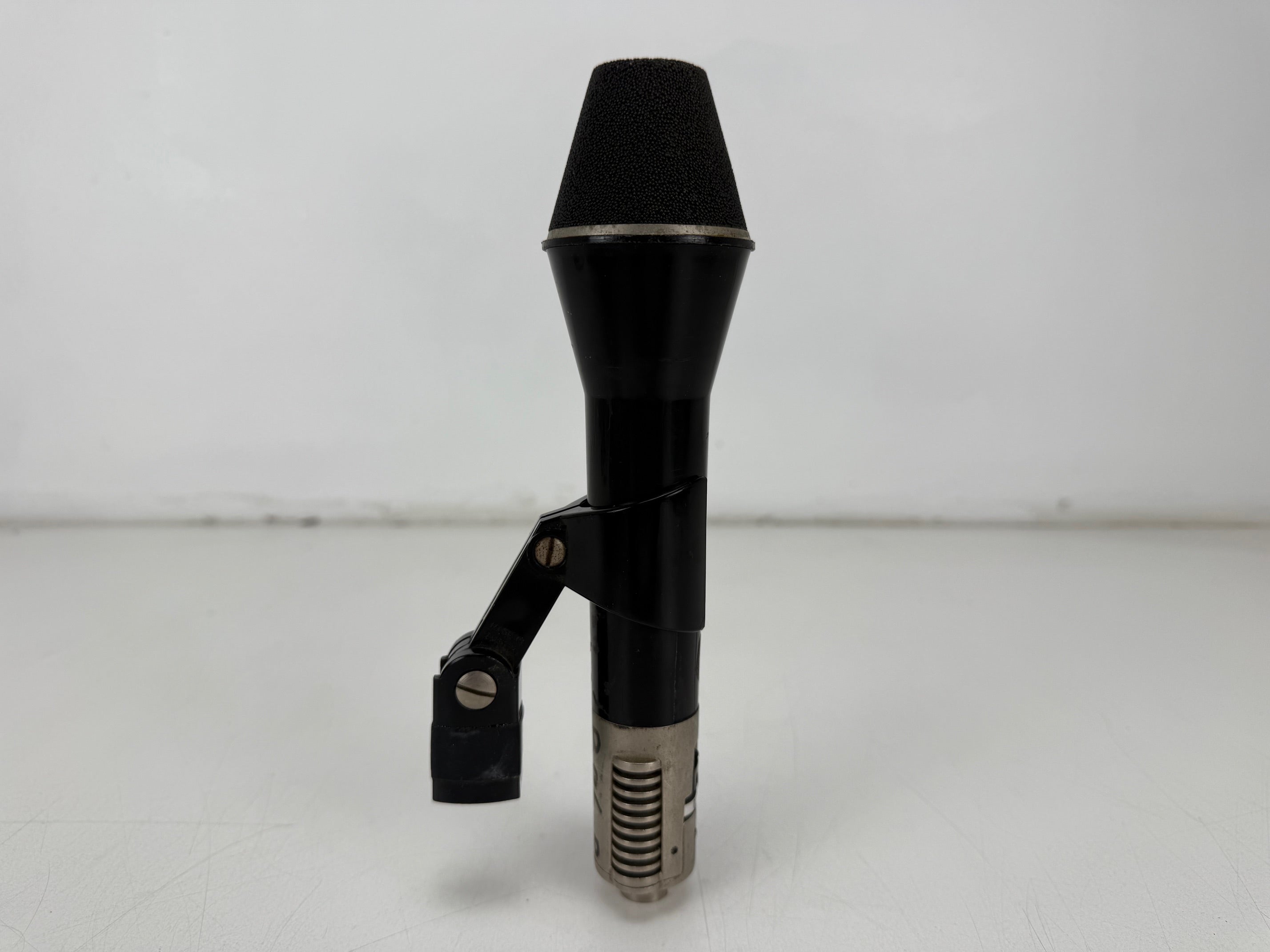 AKG D 202 CS Dual-Capsule Dynamic Microphone With Case And DIN To XLR Connector