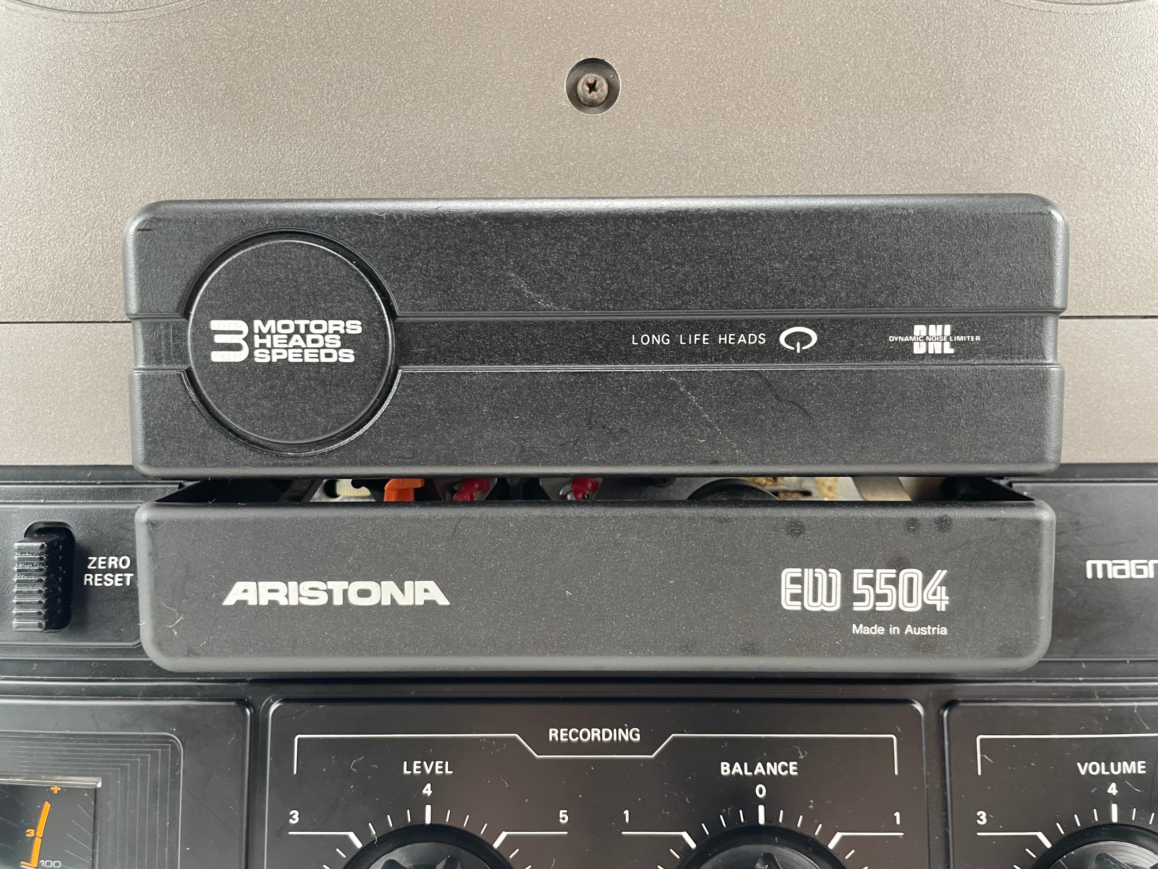 Aristona EW5504 bandrecorder – Potentiometers gereinigd en nieuwe snaren