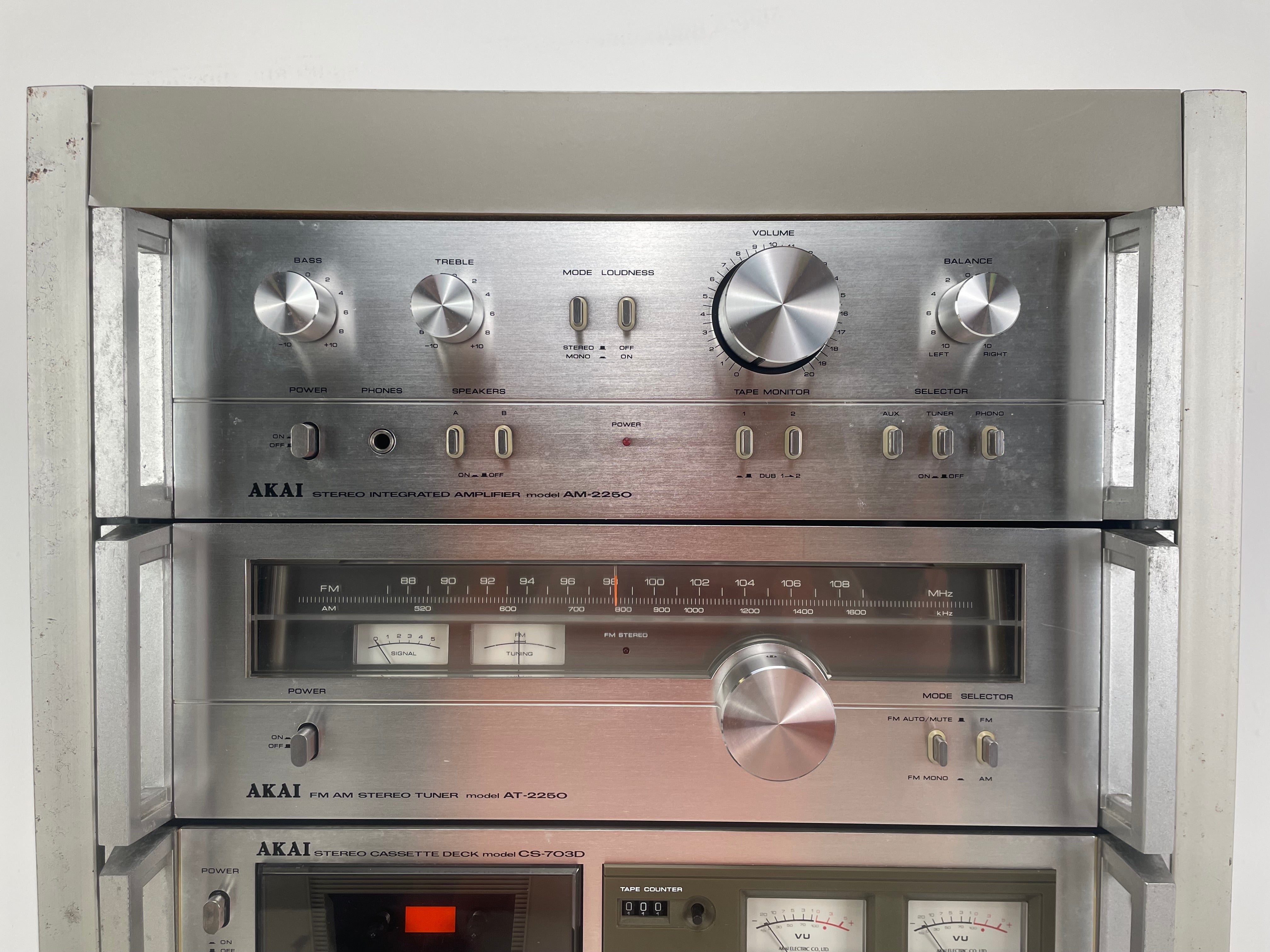 AKAI - AM-2250 / AT-2250 / CS-703D in Original AKAI Rack