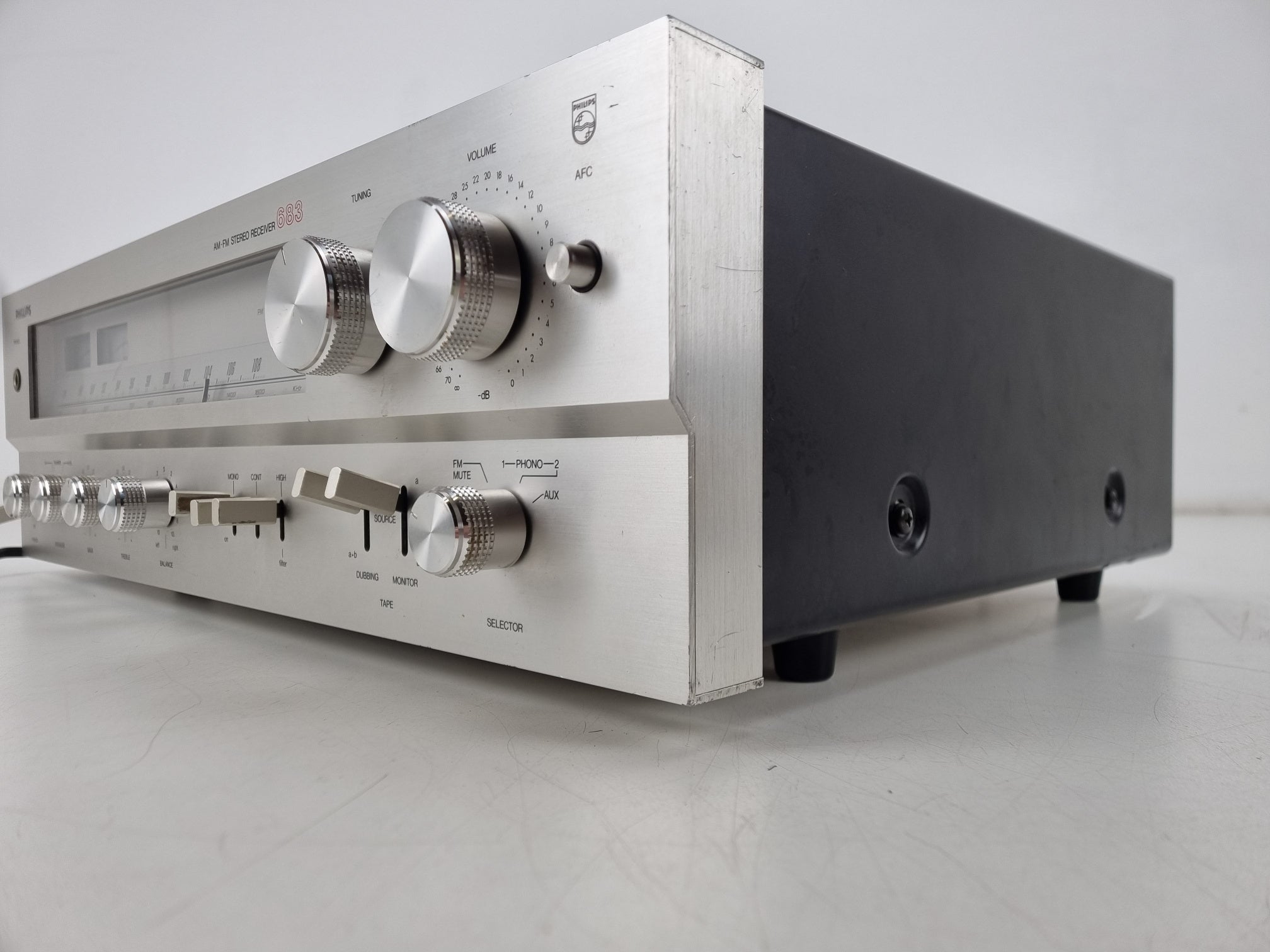 Philips AH-683 AM/FM stereo-ontvanger - Potmeters gereinigd - Eén schakelaar vervangen - Nieuwe lampjes