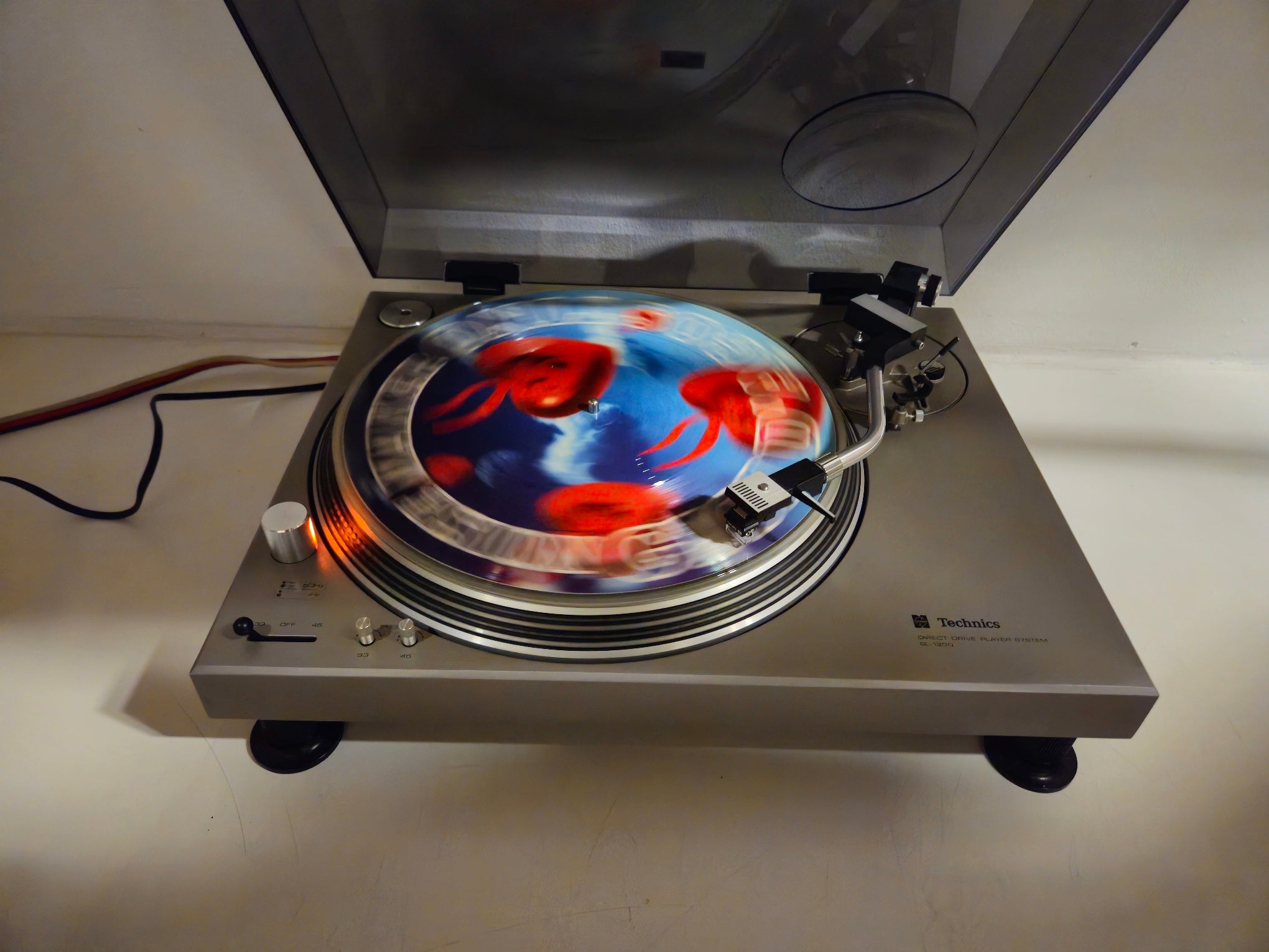 Technics - SL1200 MK1 - Direct-Drive Turntable - Dustcover - Shure SDS3 Cartridge