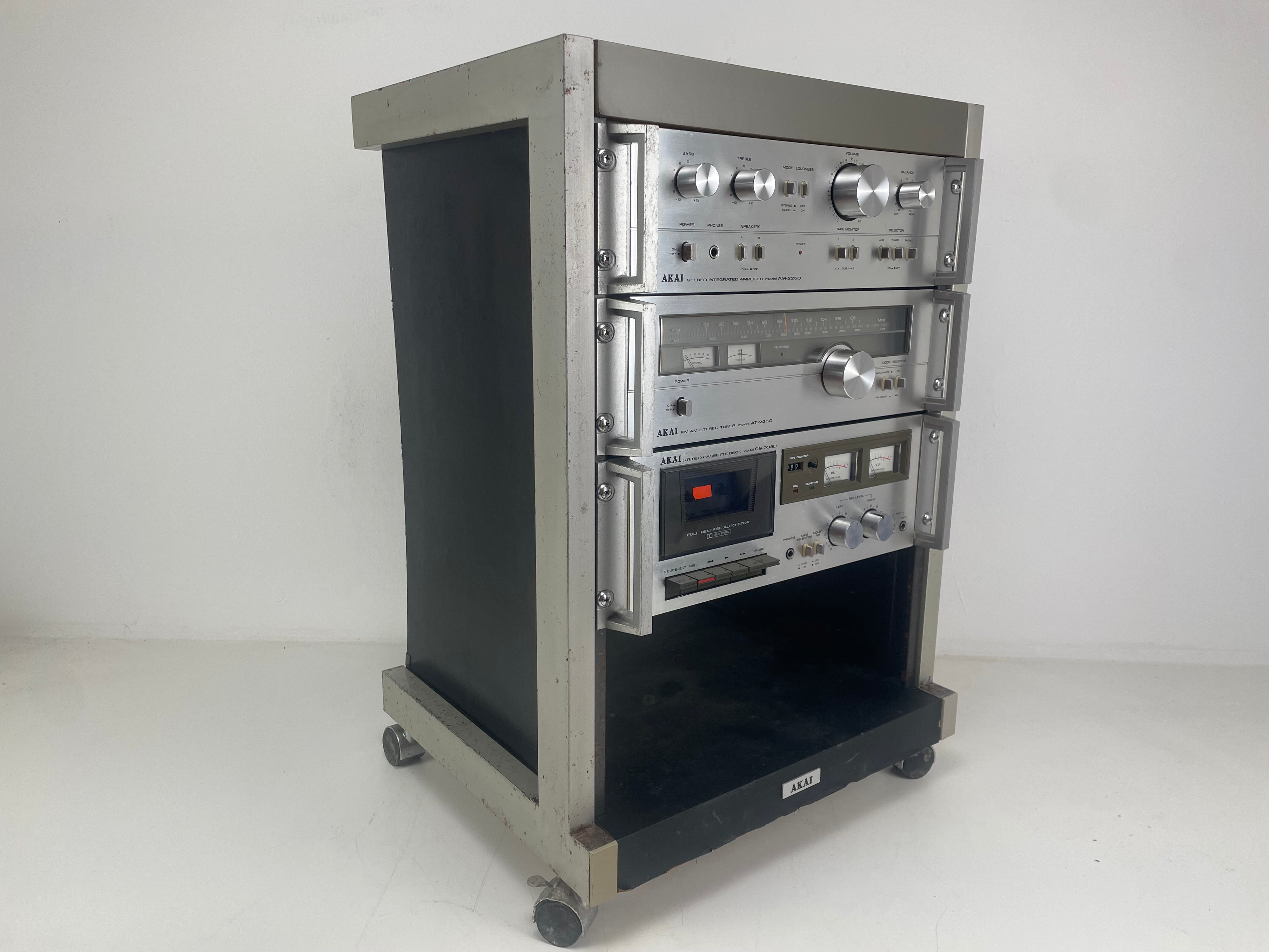 AKAI - AM-2250 / AT-2250 / CS-703D in Original AKAI Rack