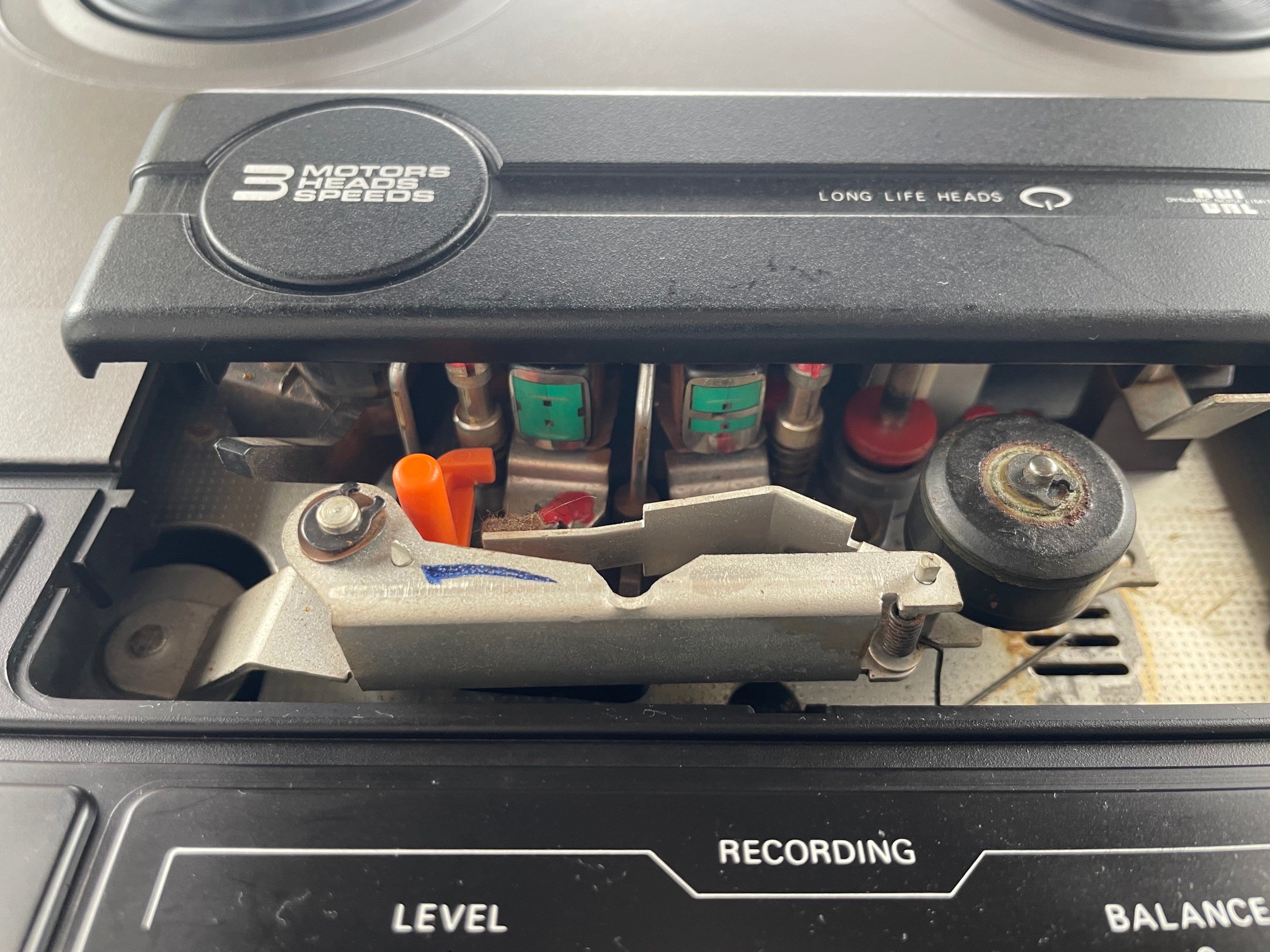 Aristona EW5504 bandrecorder – Potentiometers gereinigd en nieuwe snaren