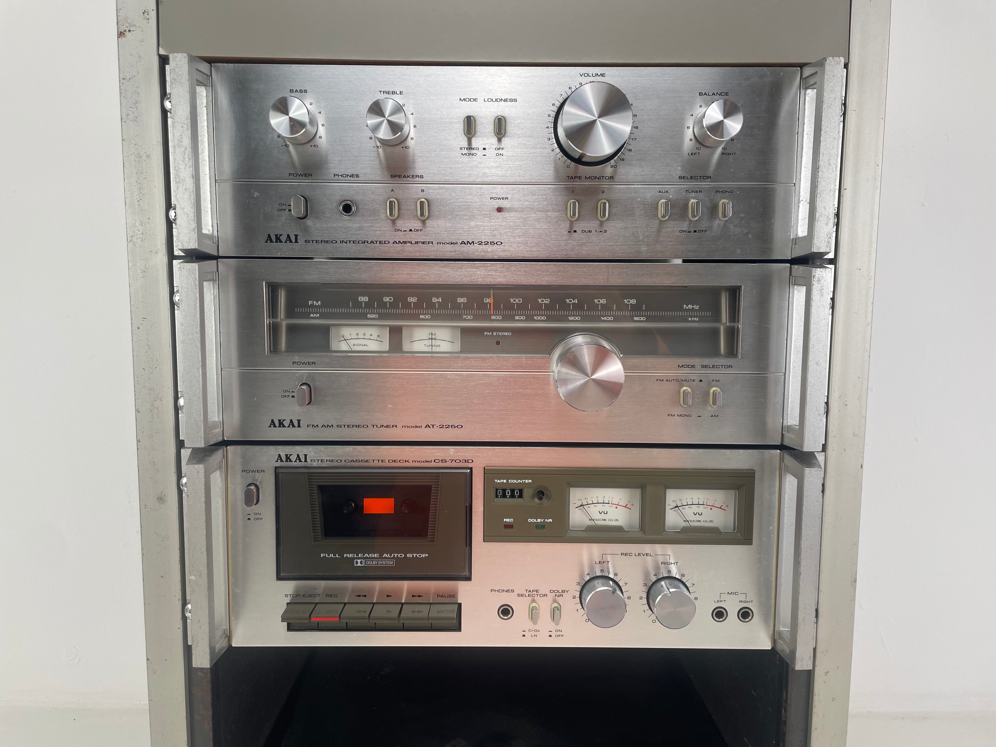AKAI - AM-2250 / AT-2250 / CS-703D in Original AKAI Rack