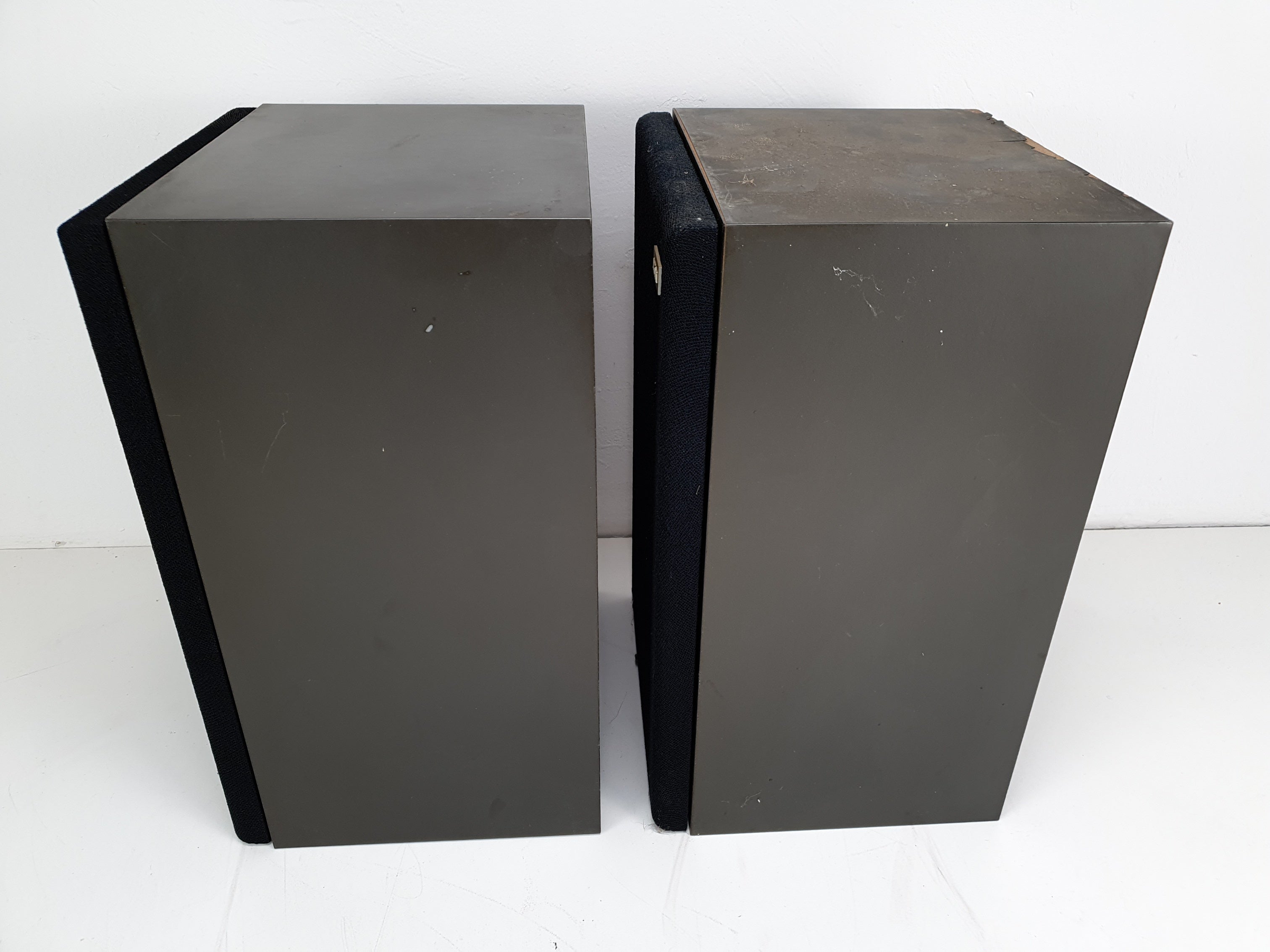 Akai SR-1100 Vintage bookshelf speakers - One not fully working
