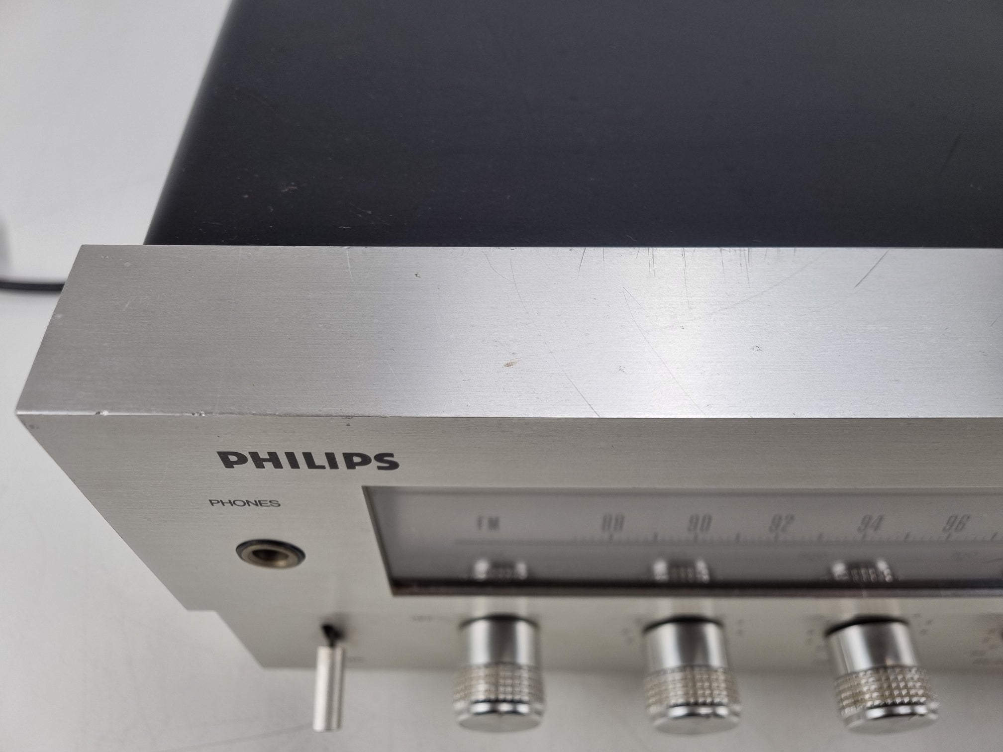 Philips AH-683 AM/FM stereo-ontvanger - Potmeters gereinigd - Eén schakelaar vervangen - Nieuwe lampjes