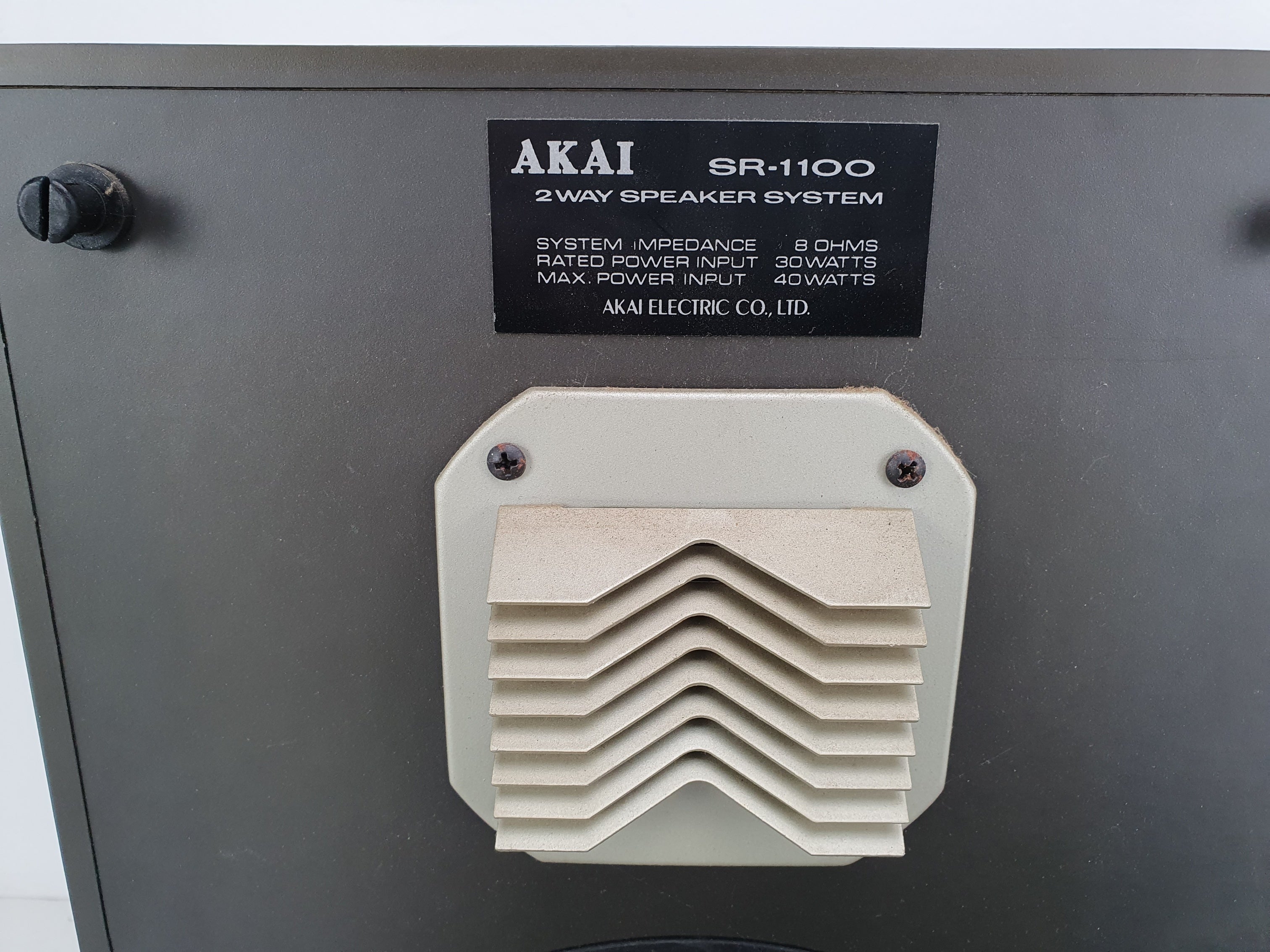 Akai SR-1100 Vintage bookshelf speakers - One not fully working