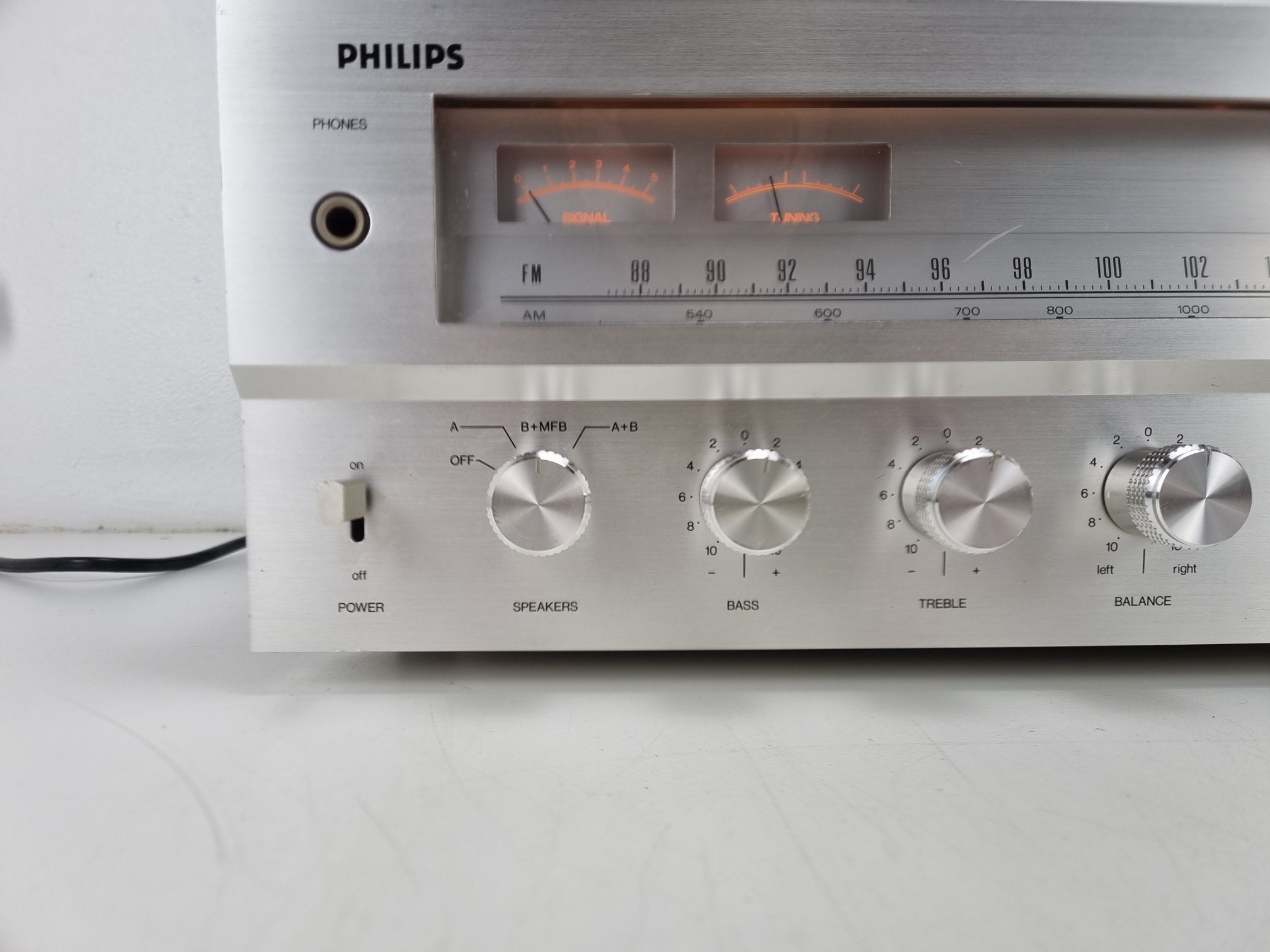 Philips AH-683 AM/FM stereo-ontvanger - Potmeters gereinigd - Eén schakelaar vervangen - Nieuwe lampjes
