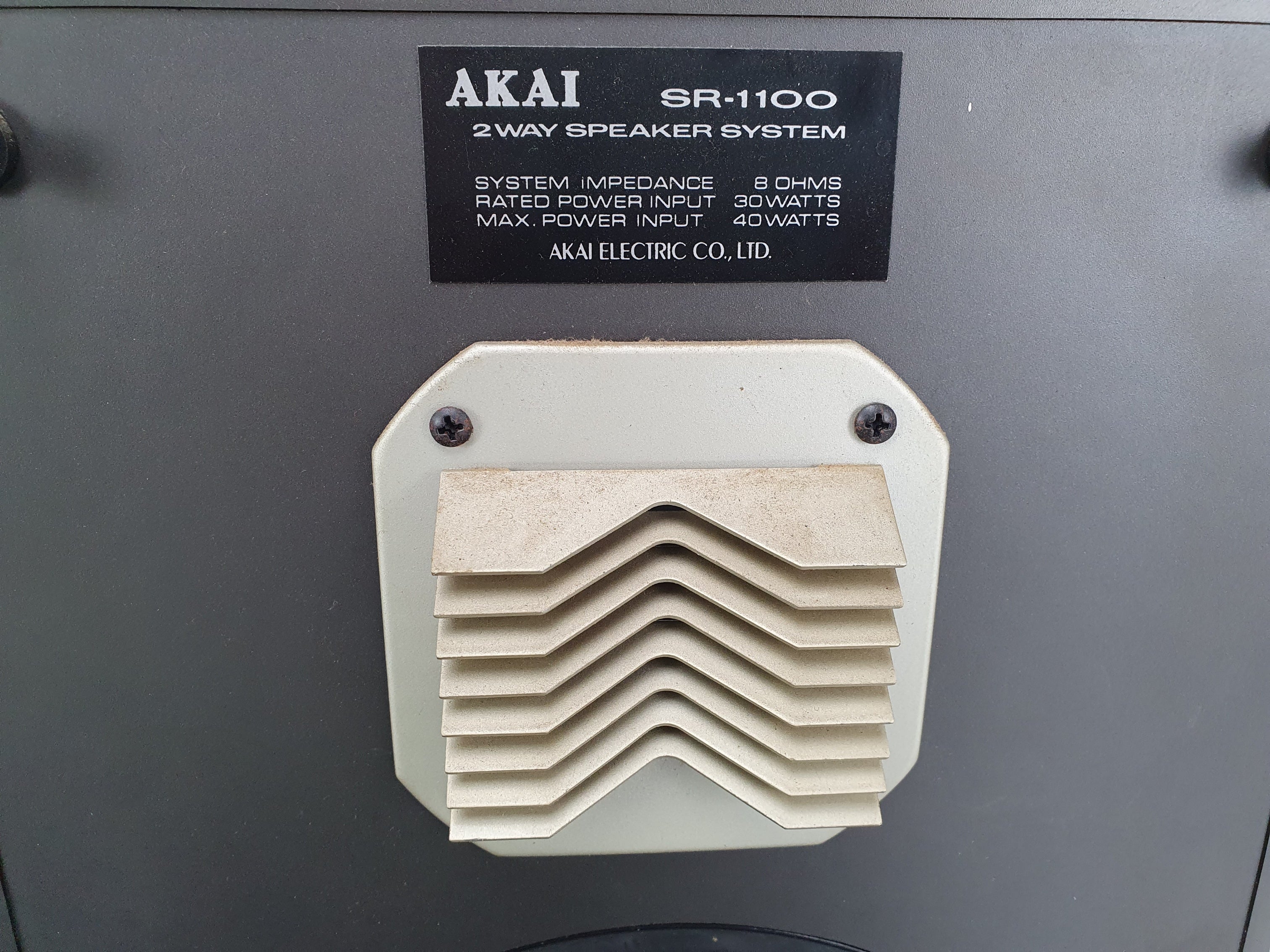 Akai SR-1100 Vintage bookshelf speakers - One not fully working