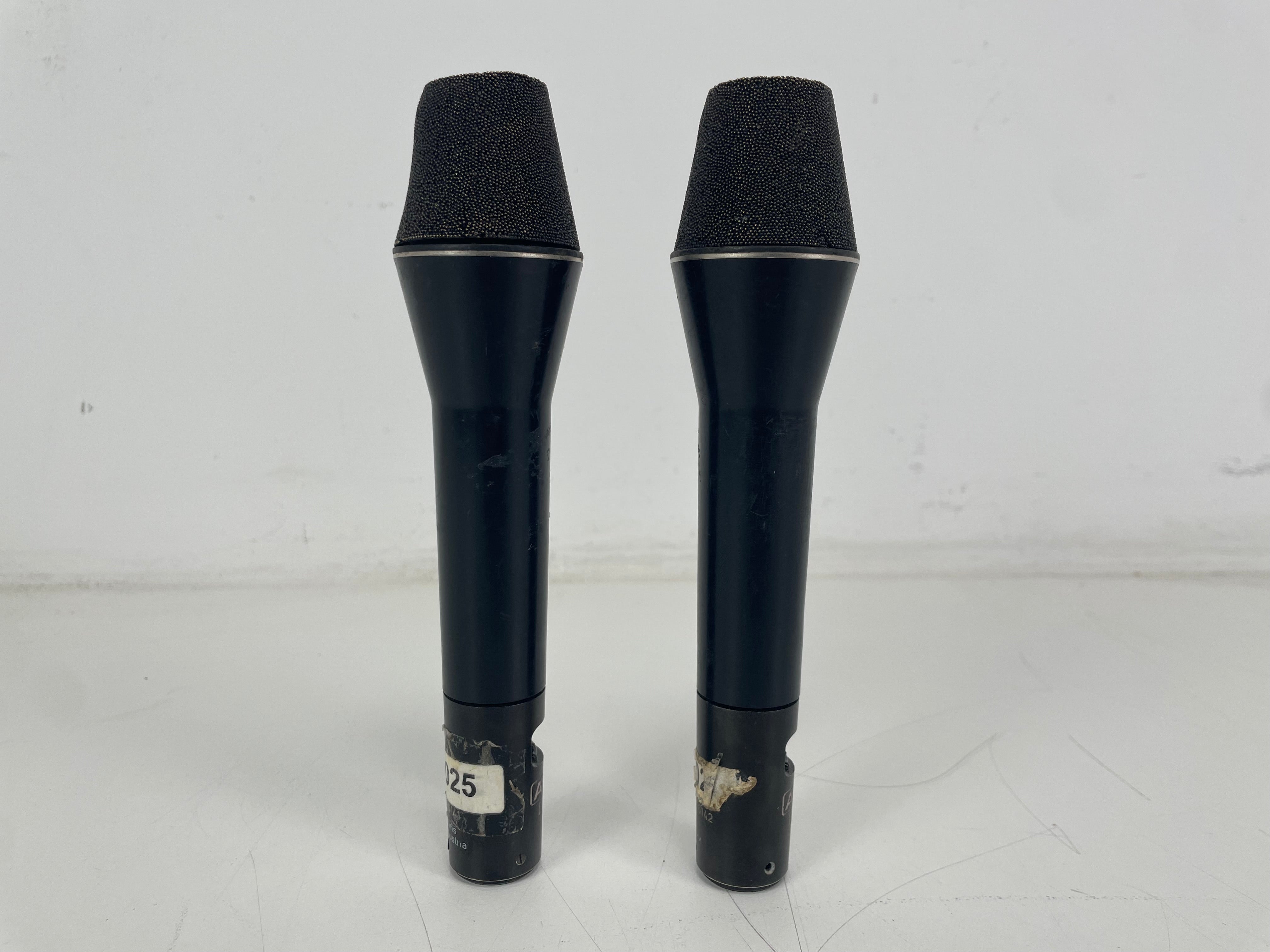 AKG - D222 - TWOWAYCARDIOID® Dynamic Microphone - Matched Pair - 1 Broken Grill - Inc. Specs/FQ-Sheet