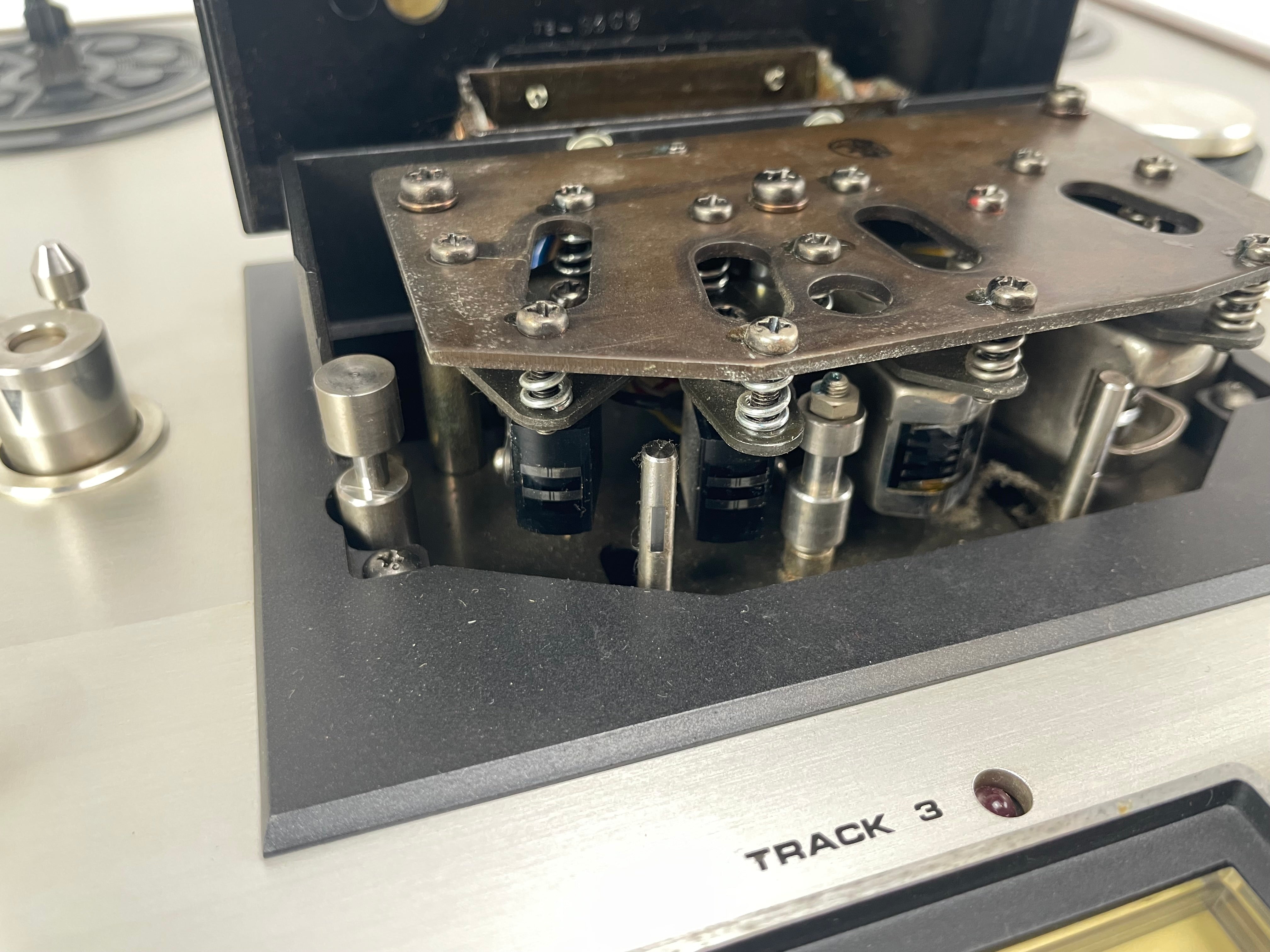 Akai - 630DD-SS - Reel-to-Reel Recorder - 3-Head - Direct Drive - Serviced (Cleaned/New Lamps)