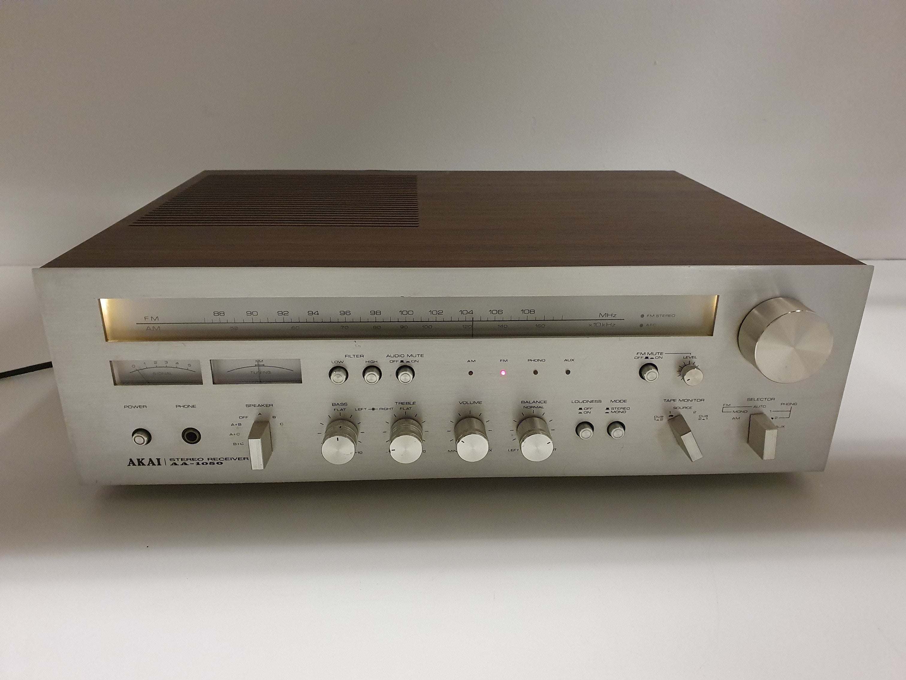 Akai AA-1050 Stereo receiver - 35w 4-16Ohm - Fully working