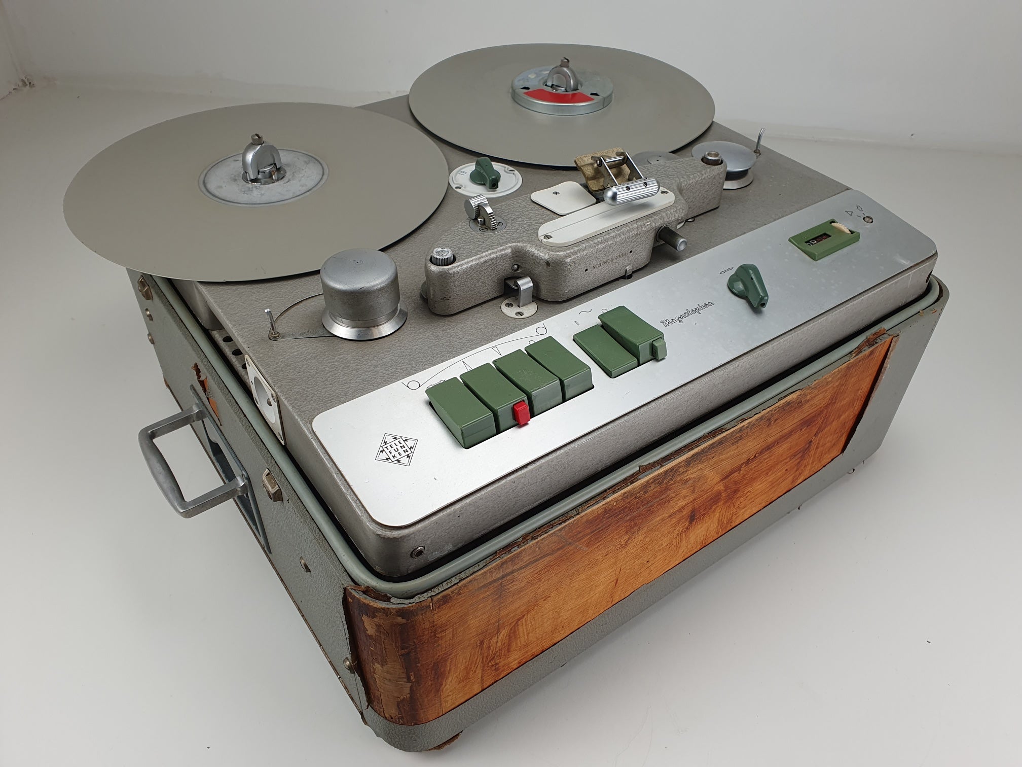 Telefunken M5B Stereo reel to reel recorder in case with pancakes and manual - Serviced