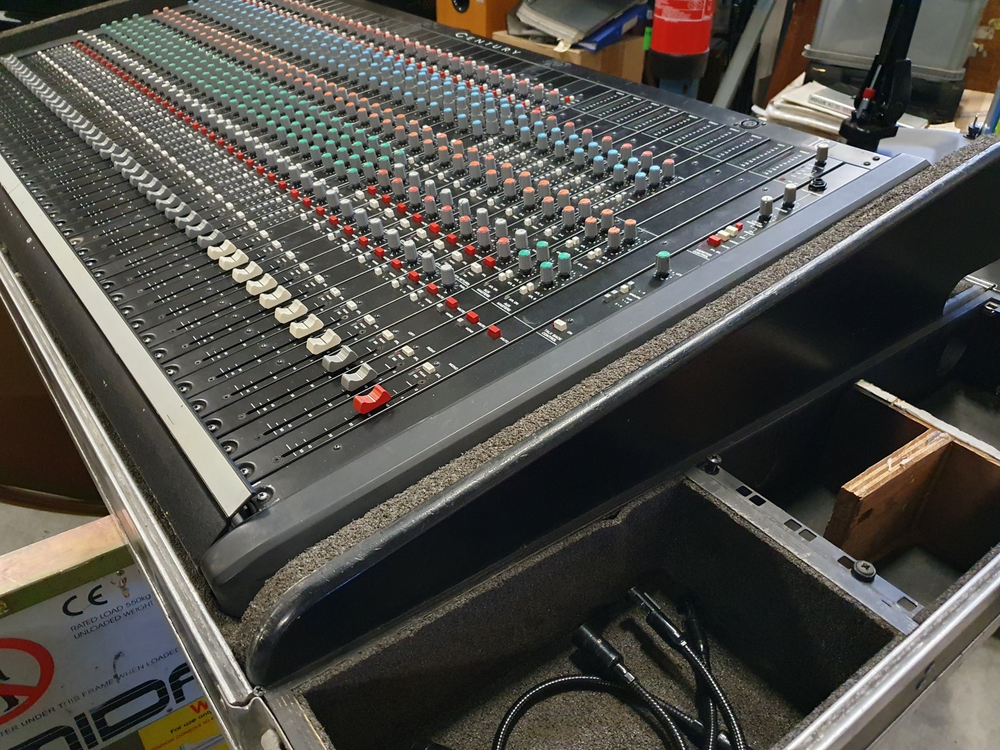 Crest Audio live/studio mengpaneel - 32-8-2 - Inclusief voeding en flightcase - Wordt verkocht zoals het is