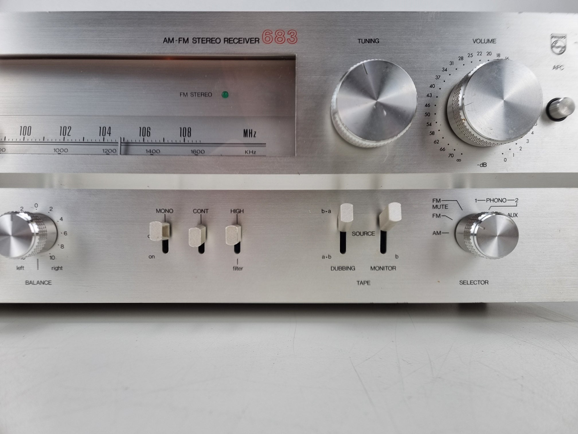 Philips AH-683 AM/FM stereo-ontvanger - Potmeters gereinigd - Eén schakelaar vervangen - Nieuwe lampjes