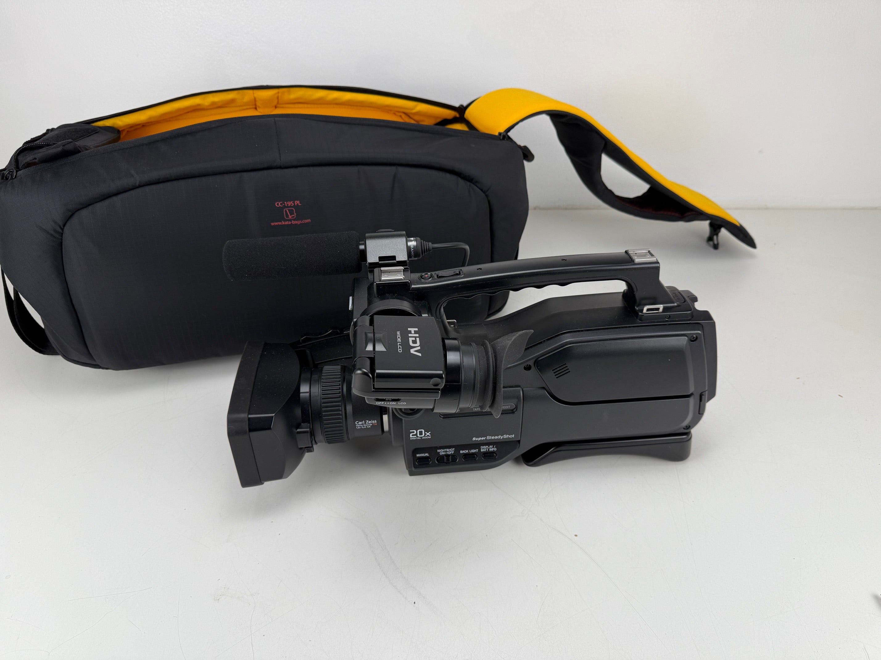 Sony HVR-HD1000U Camcorder 6.1 Megapixels Full Set - In bag