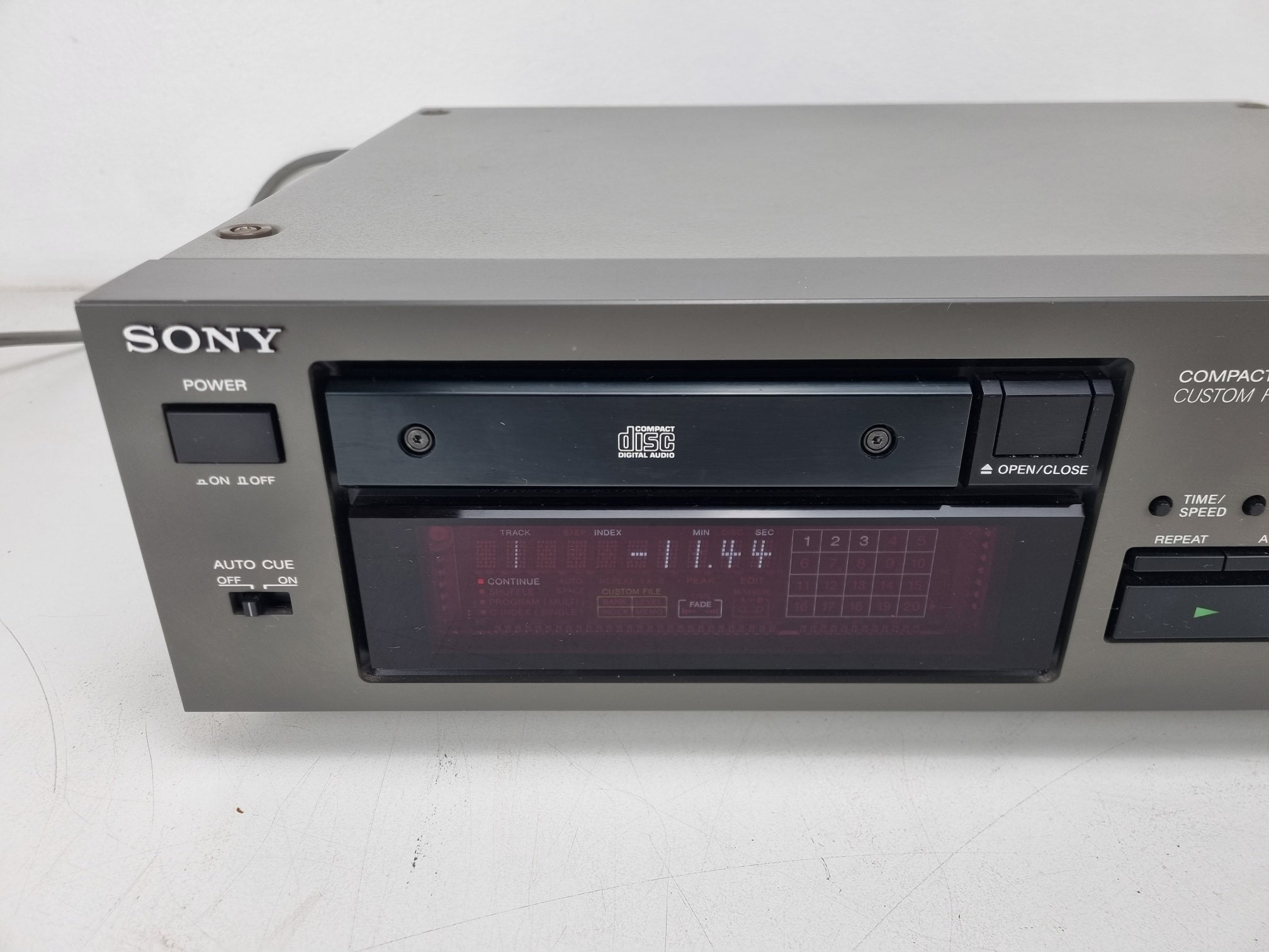 Sony CDP-2700 - Pro Compact Disc Player - XLR out - Very nice condition