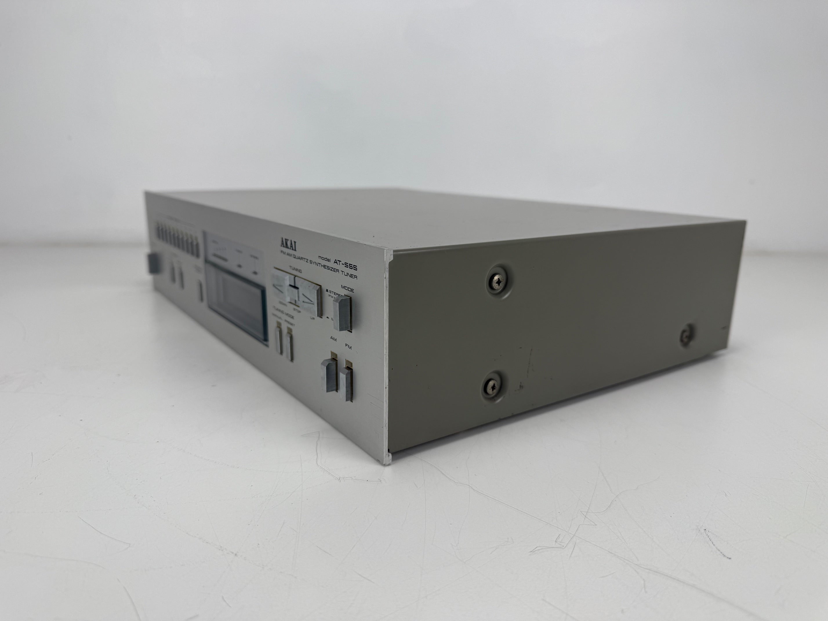 Akai Model AT-S55 FM/AM kwarts synthesizer tuner
