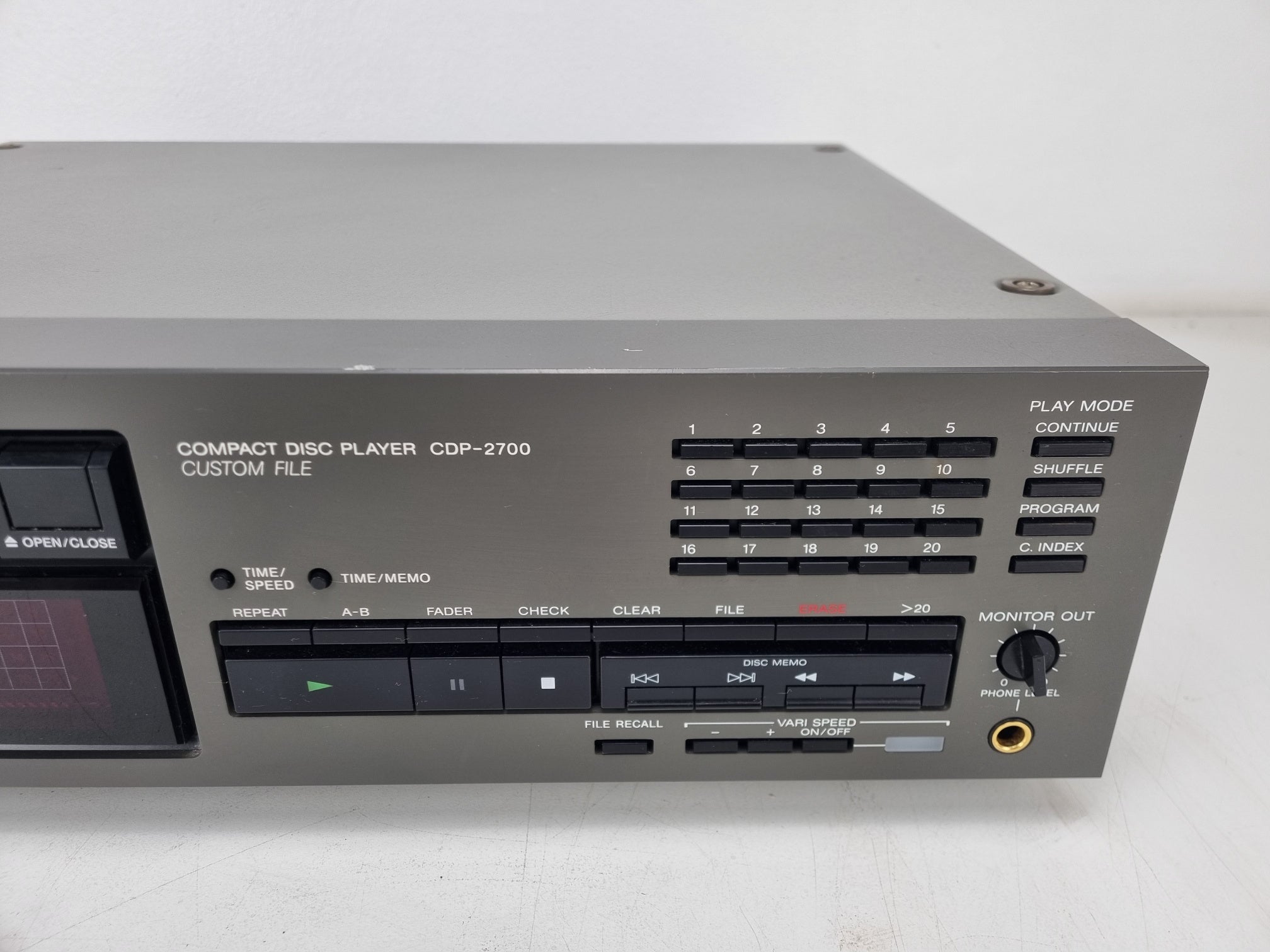 Sony CDP-2700 - Pro Compact Disc Player - XLR out - Very nice condition