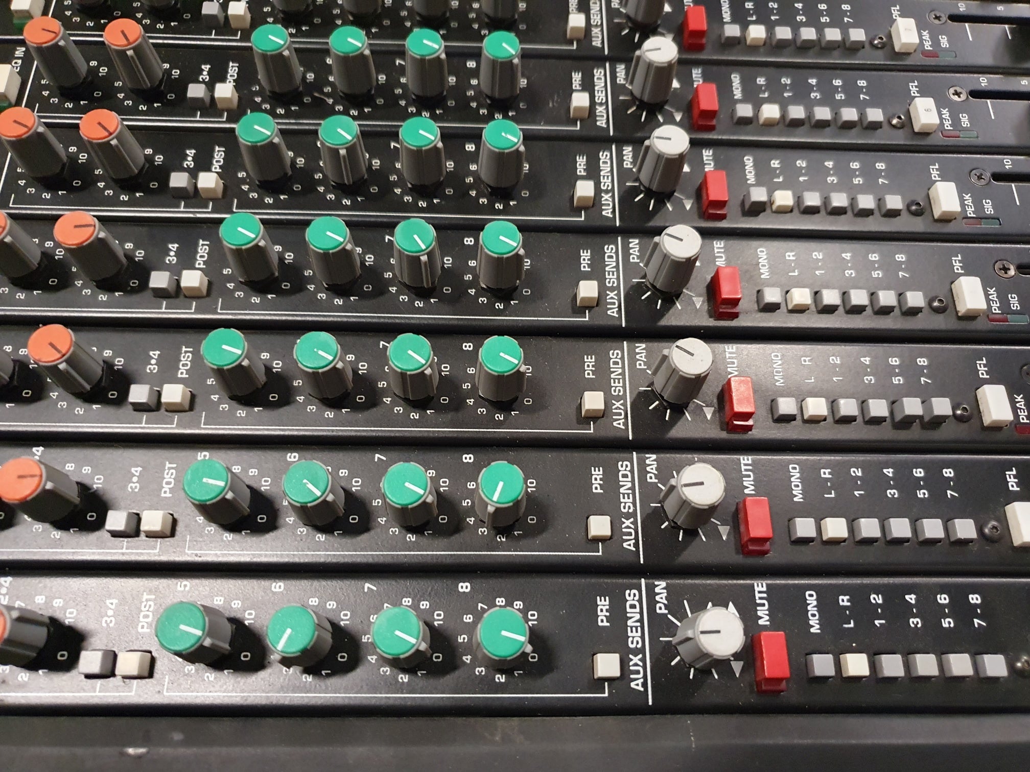 Crest Audio live/studio mengpaneel - 32-8-2 - Inclusief voeding en flightcase - Wordt verkocht zoals het is