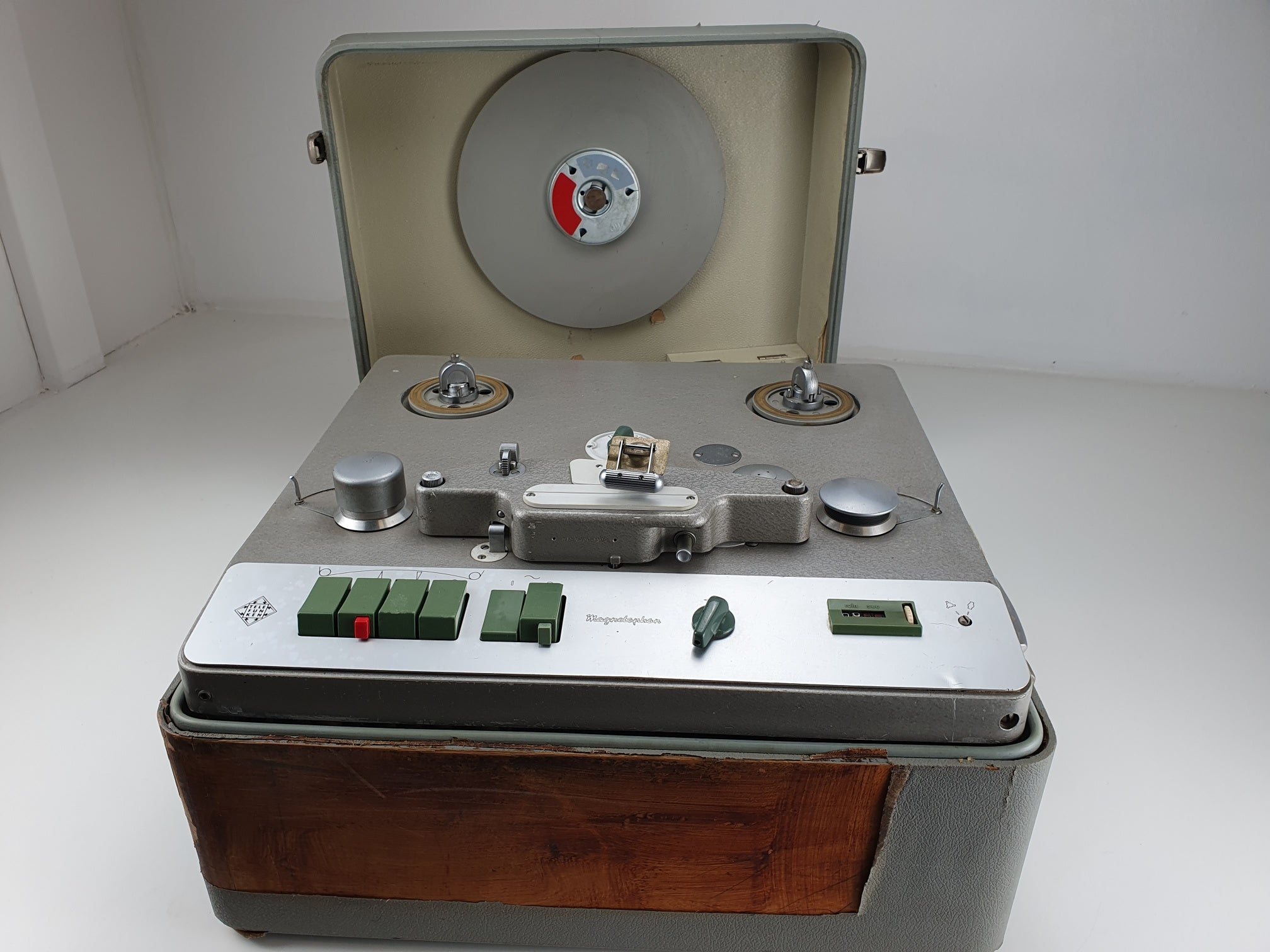 Telefunken M5B Stereo reel to reel recorder in case with pancakes and manual - Serviced