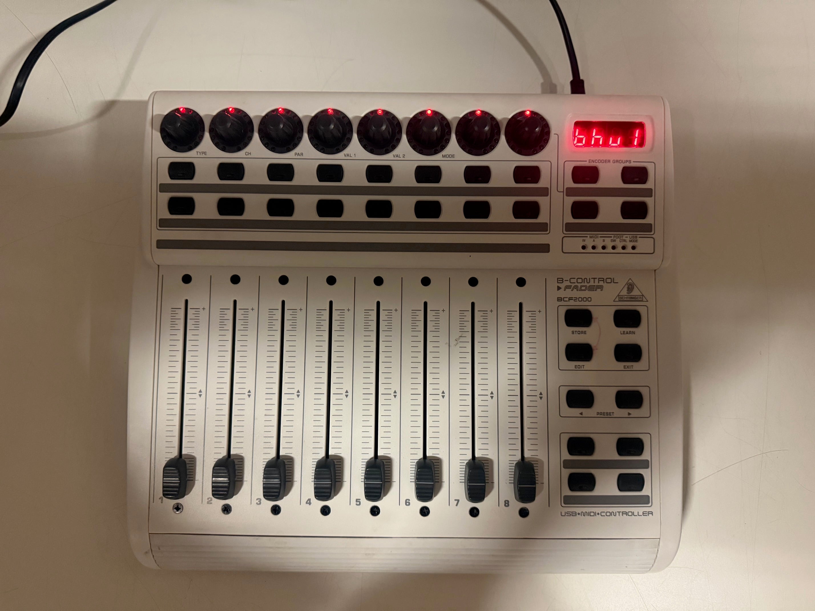 Behringer BCF2000 8-kanaals gemotoriseerde fader mixer/MIDI-controller