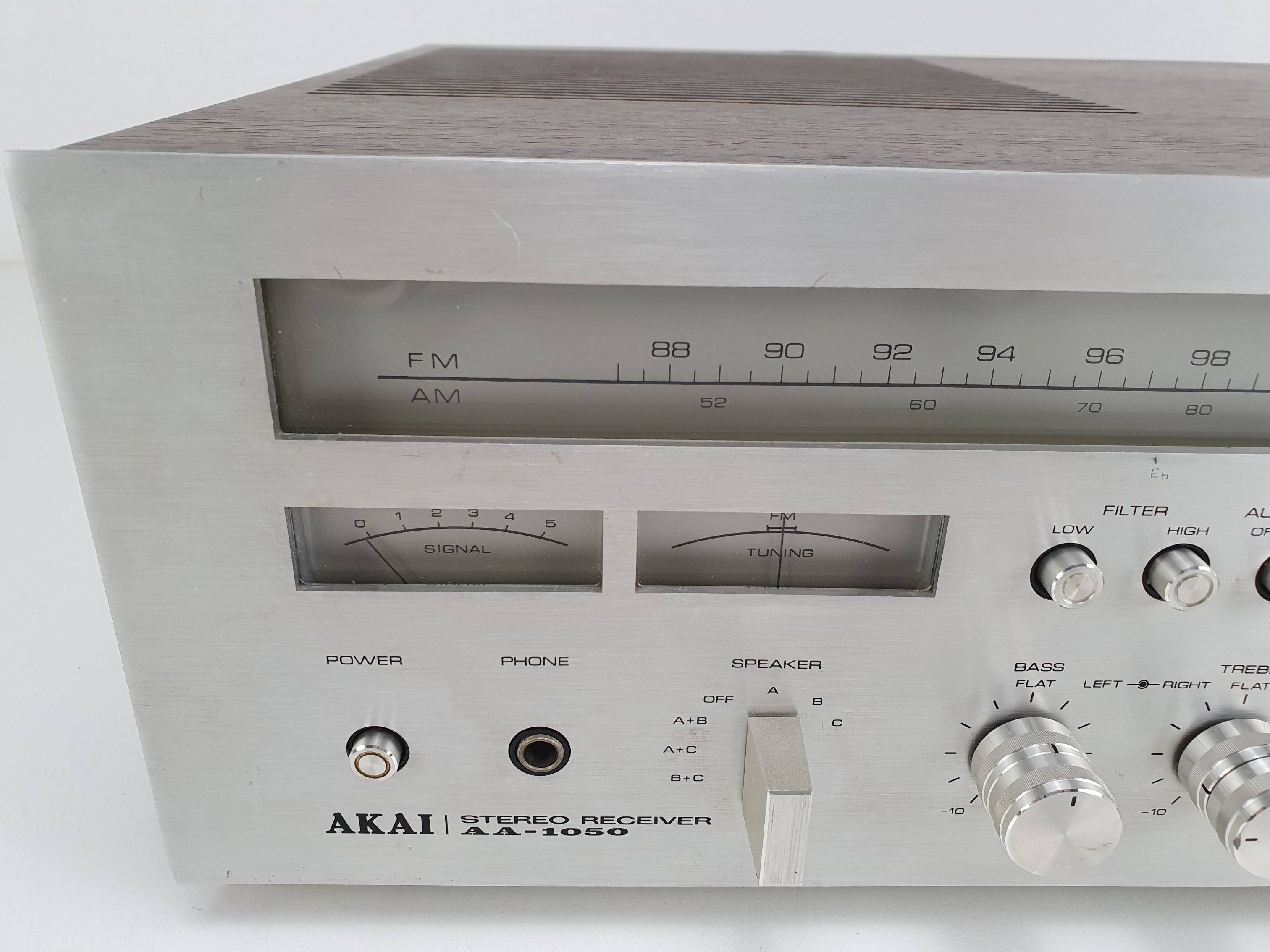 Akai AA-1050 Stereo receiver - 35w 4-16Ohm - Fully working