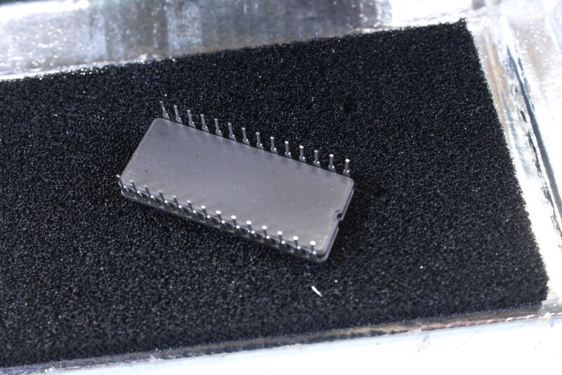 Fujitsu MBM27C256-20 32Kx8-Bit 256K 200ns uv-Eprom Memory