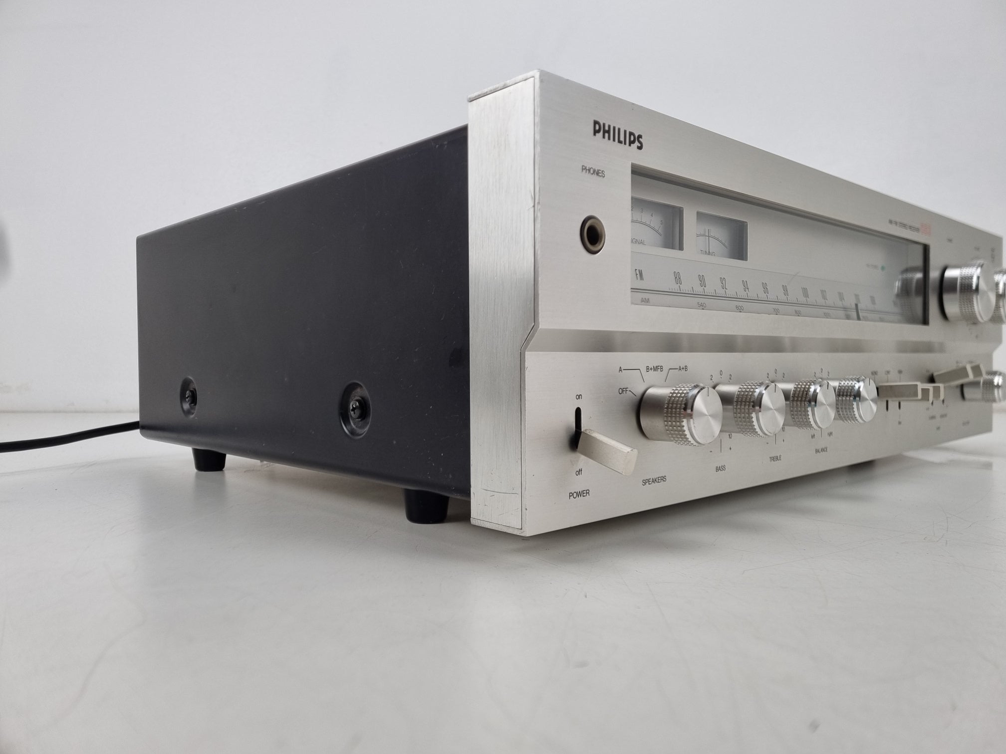 Philips AH-683 AM/FM stereo-ontvanger - Potmeters gereinigd - Eén schakelaar vervangen - Nieuwe lampjes