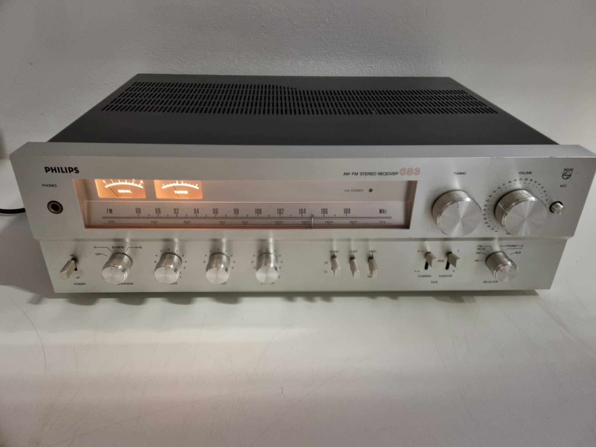 Philips AH-683 AM/FM stereo-ontvanger - Potmeters gereinigd - Eén schakelaar vervangen - Nieuwe lampjes