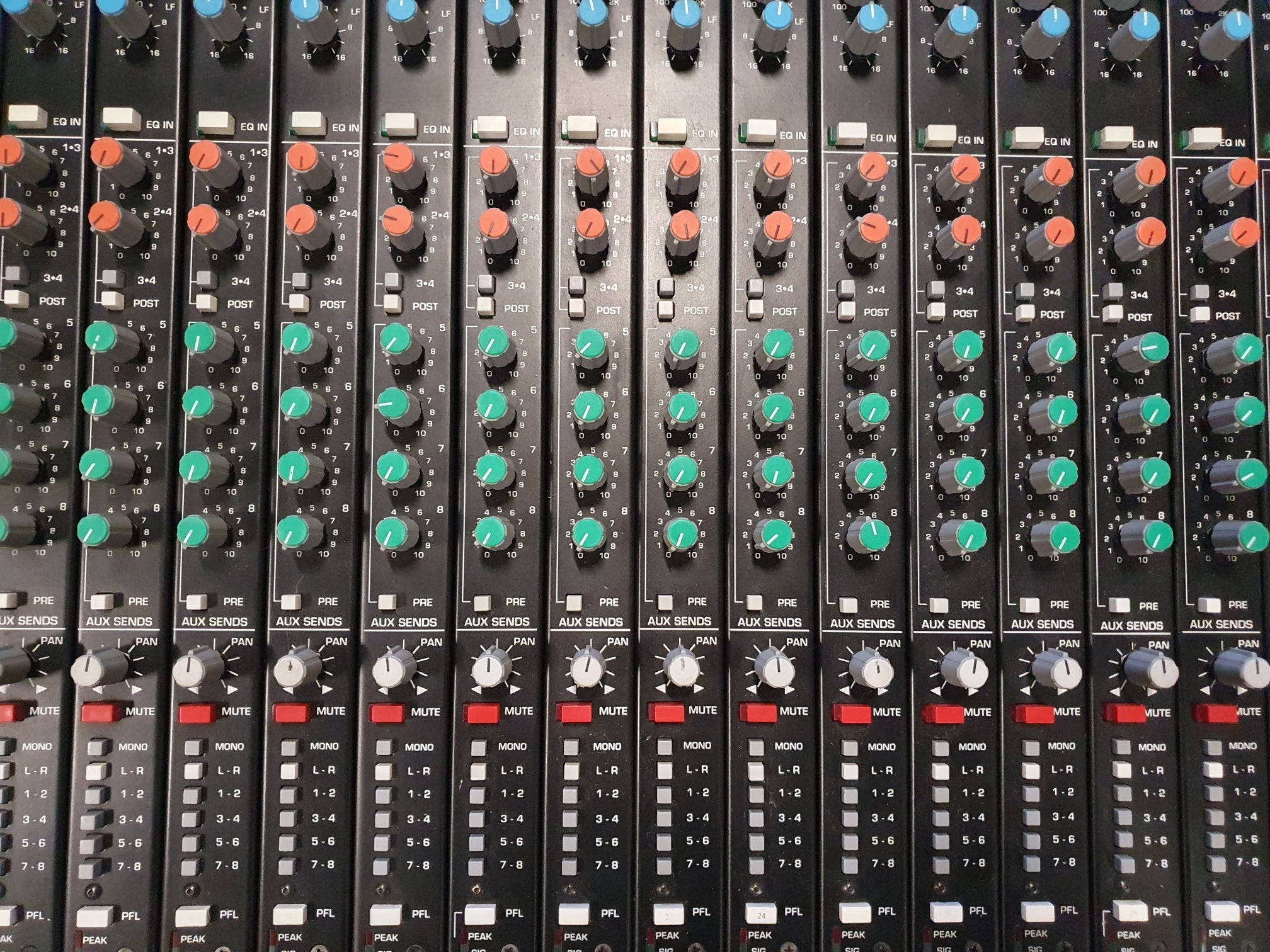 Crest Audio live/studio mengpaneel - 32-8-2 - Inclusief voeding en flightcase - Wordt verkocht zoals het is