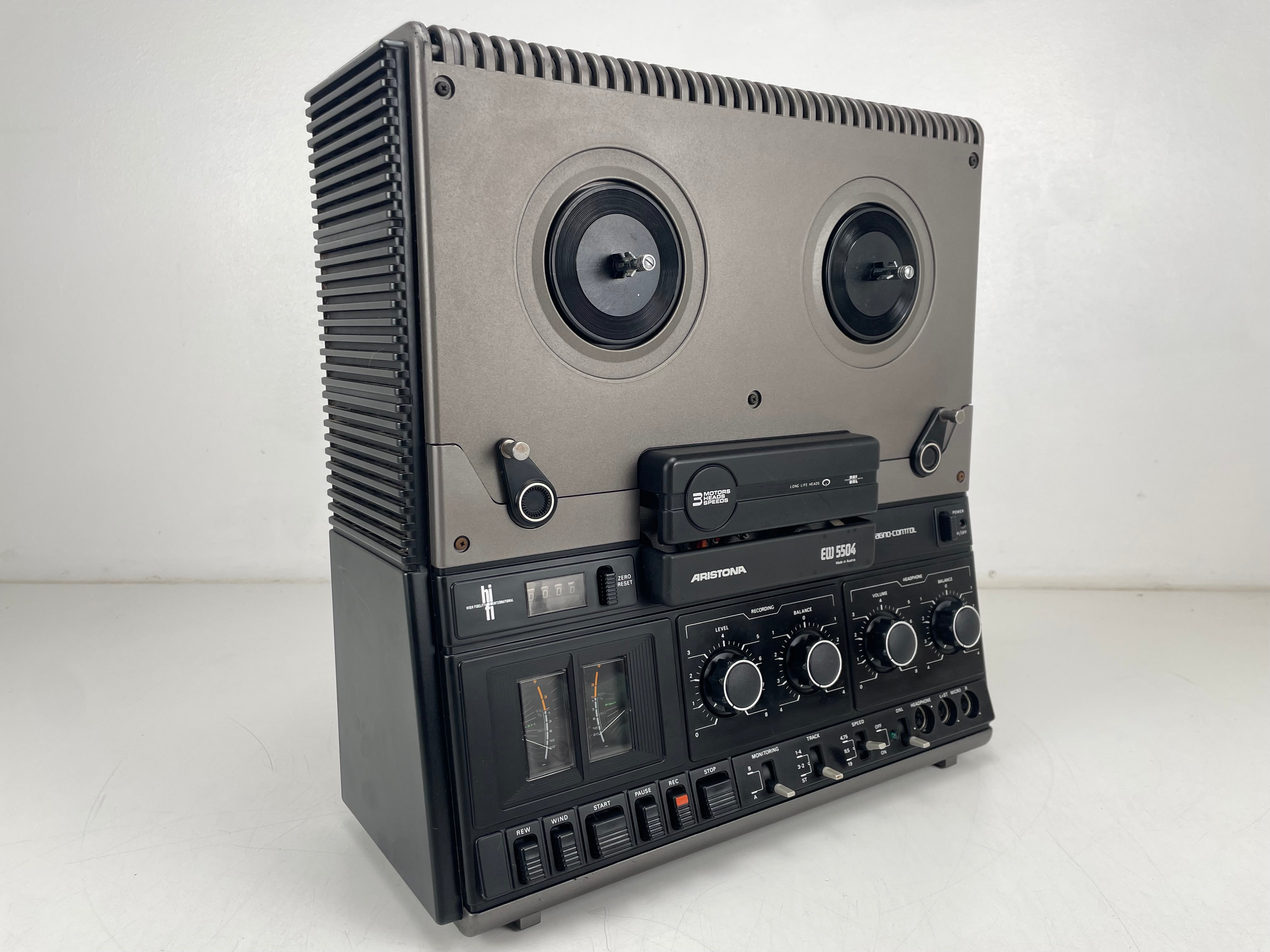 Aristona EW5504 bandrecorder – Potentiometers gereinigd en nieuwe snaren