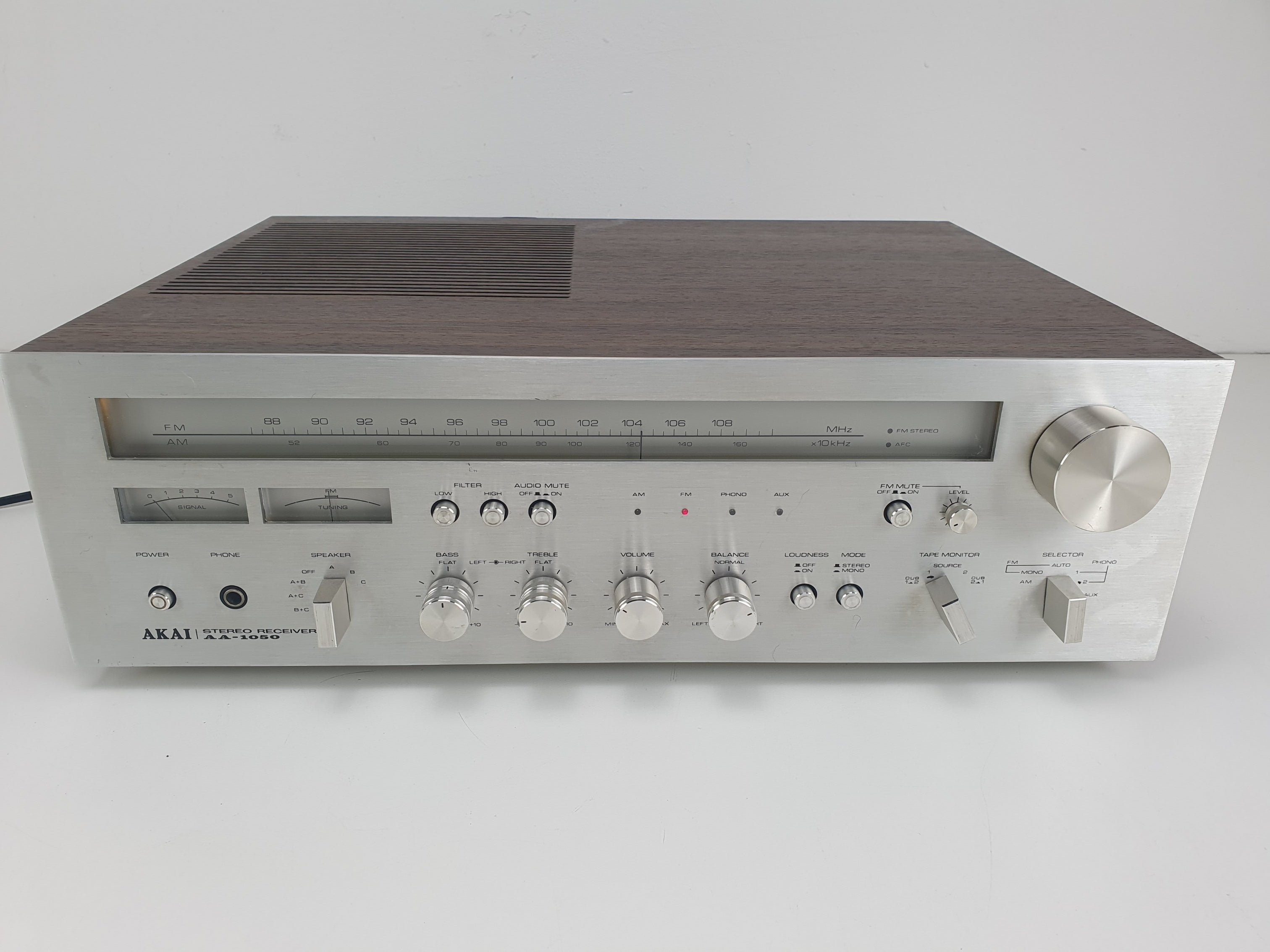 Akai AA-1050 Stereo receiver - 35w 4-16Ohm - Fully working