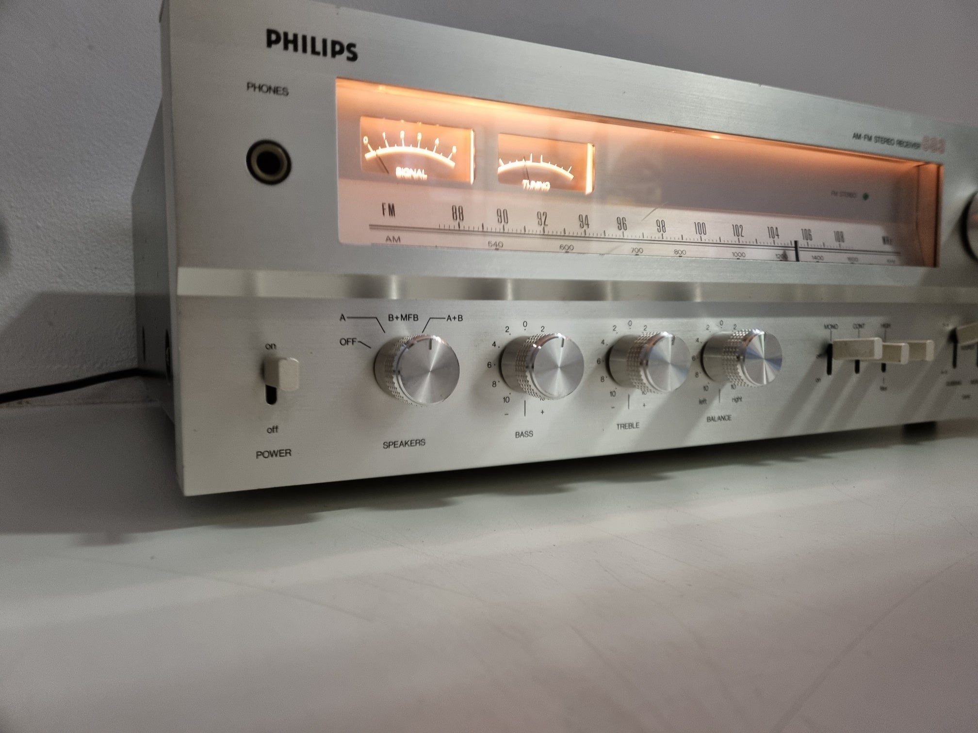 Philips AH-683 AM/FM stereo-ontvanger - Potmeters gereinigd - Eén schakelaar vervangen - Nieuwe lampjes