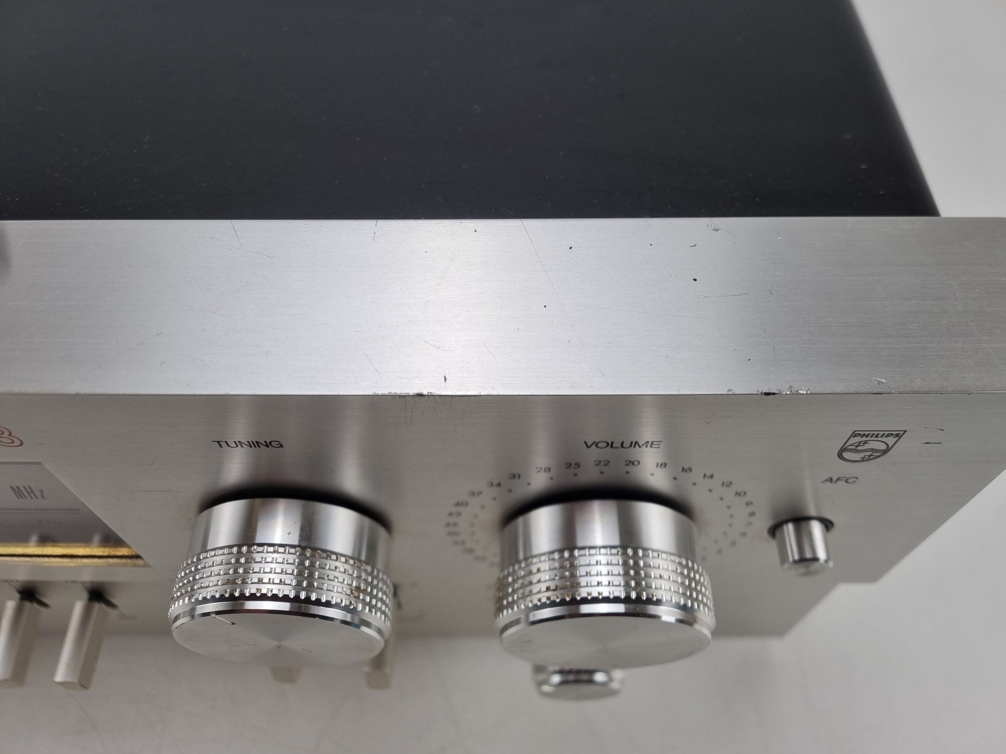 Philips AH-683 AM/FM stereo-ontvanger - Potmeters gereinigd - Eén schakelaar vervangen - Nieuwe lampjes