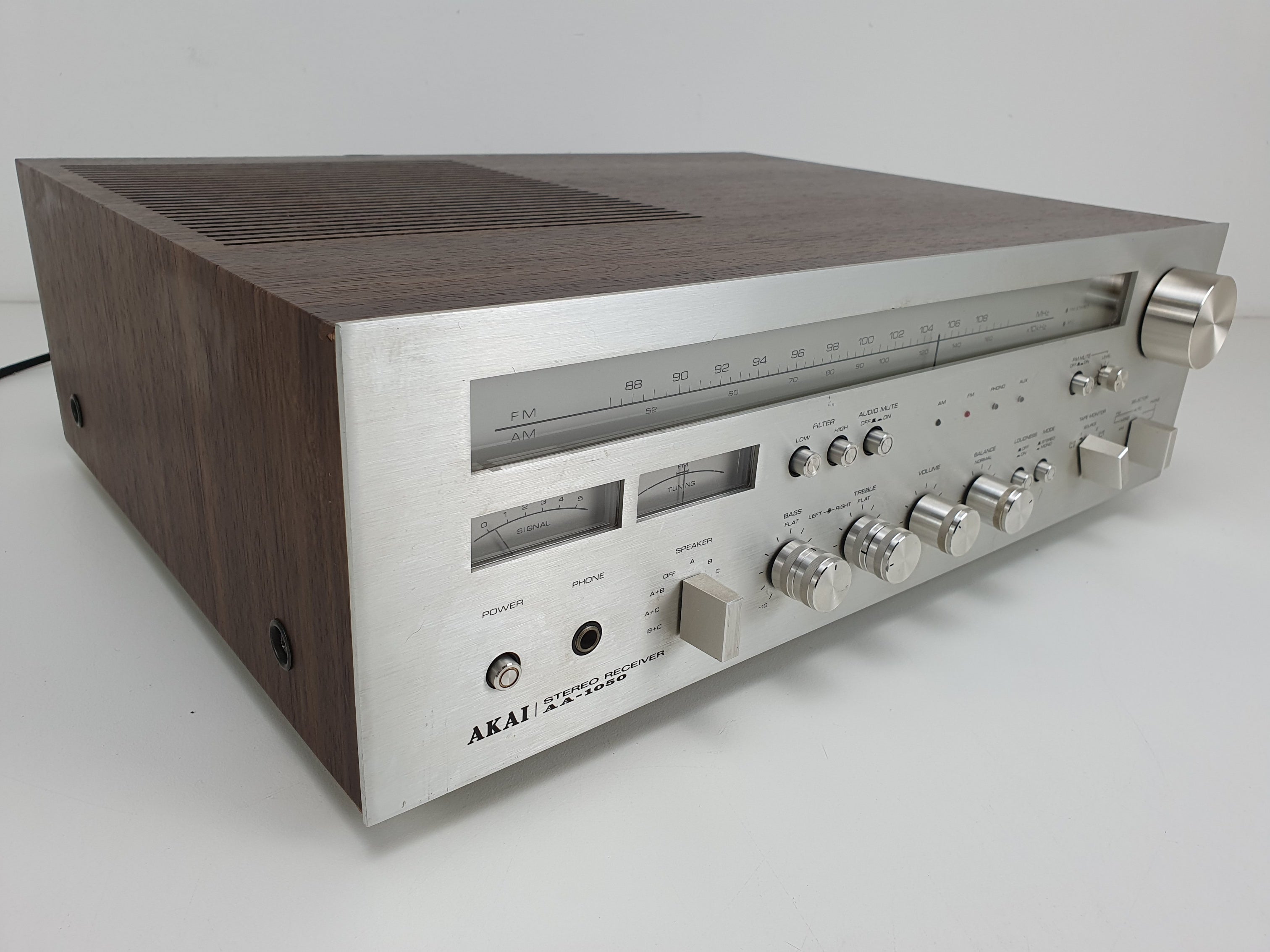 Akai AA-1050 Stereo receiver - 35w 4-16Ohm - Fully working