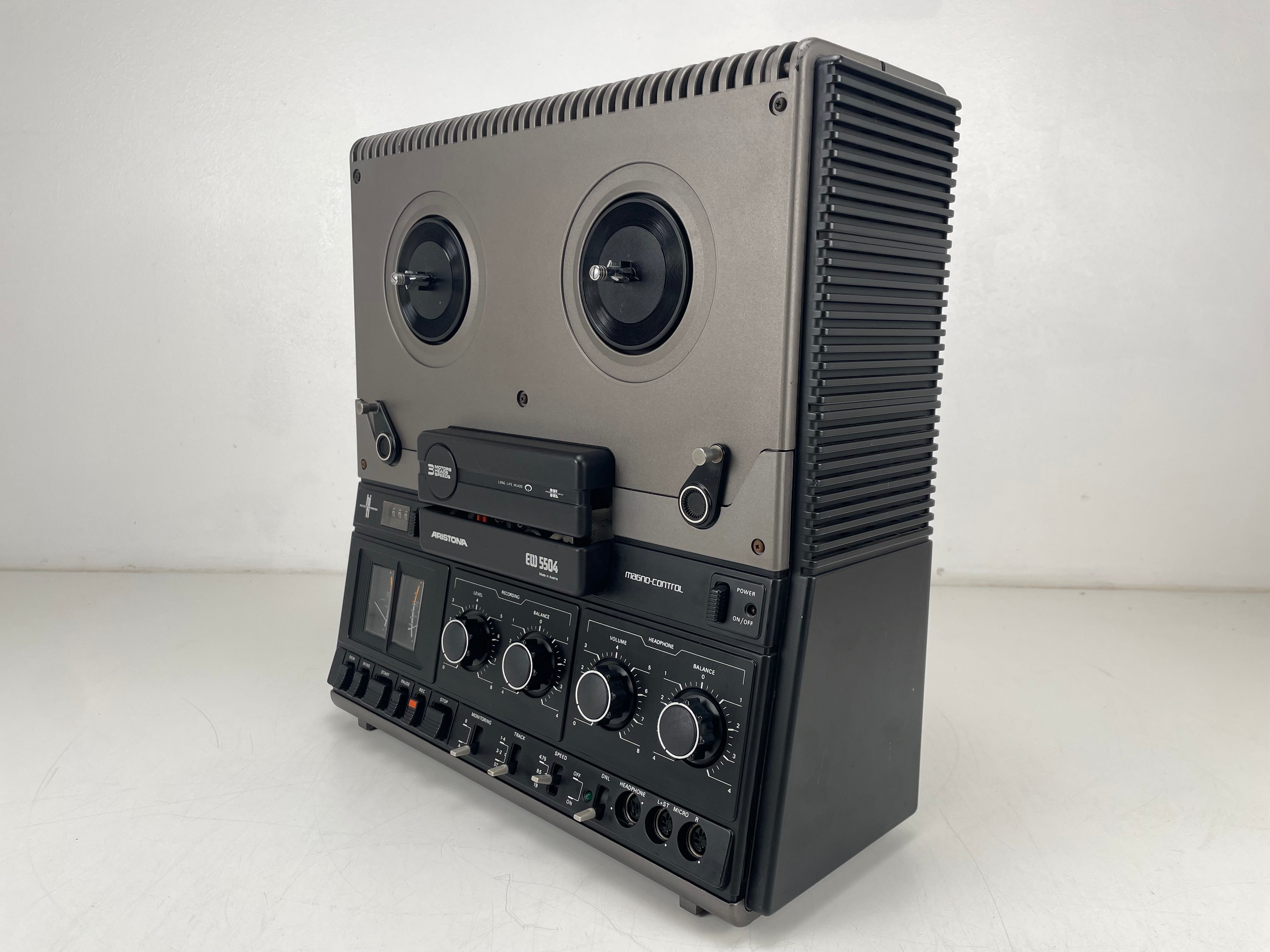 Aristona EW5504 bandrecorder – Potentiometers gereinigd en nieuwe snaren