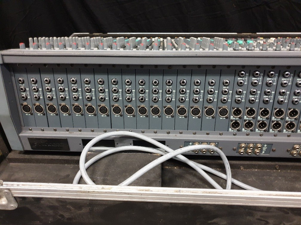 Soundcraft SM12 40-kanaals mengpaneel in flightcase met voeding.