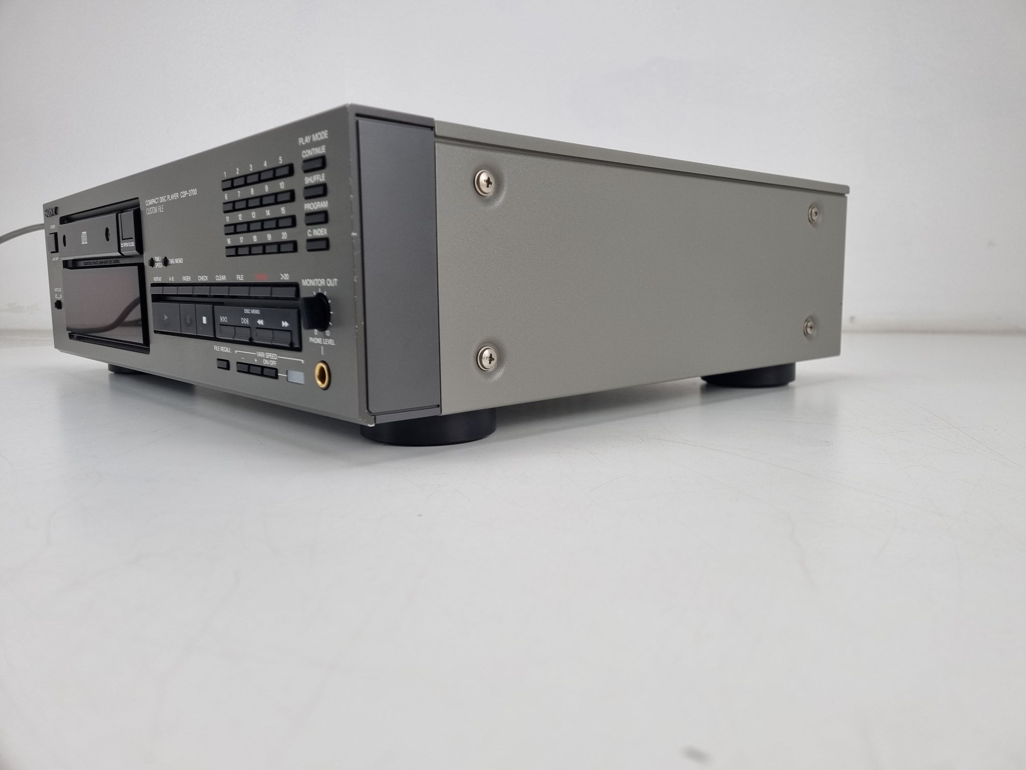 Sony CDP-2700 - Pro Compact Disc Player - XLR out - Very nice condition