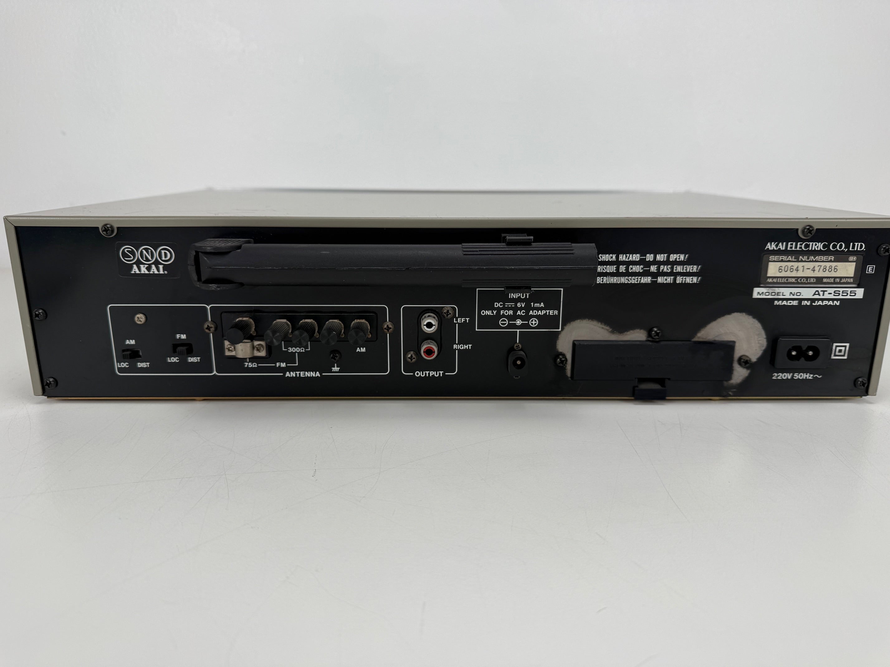 Akai Model AT-S55 FM/AM kwarts synthesizer tuner