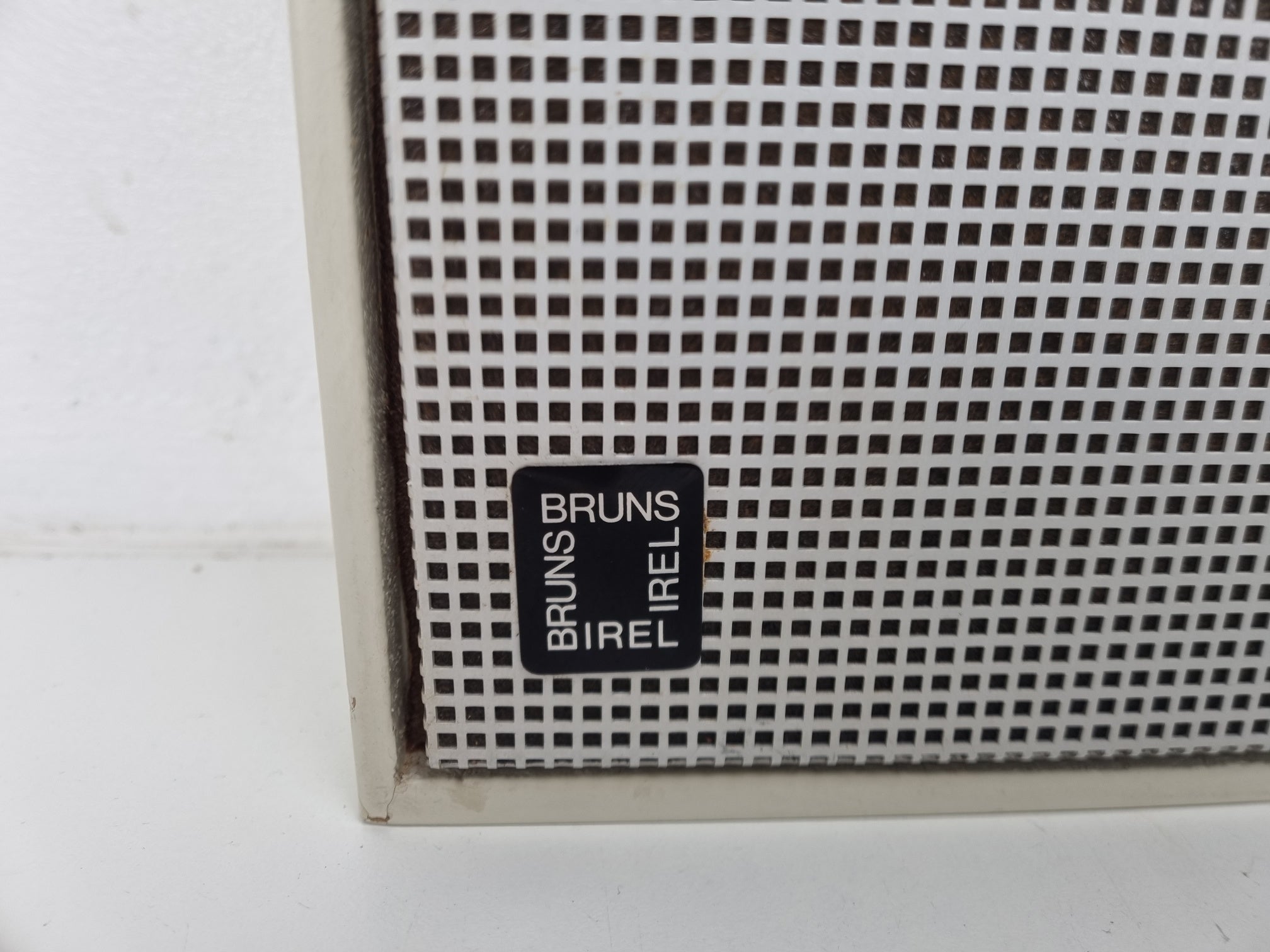 BRUNS IREL FB-1P - HI-FI-box - Heeft een tweepolige DIN-aansluiting