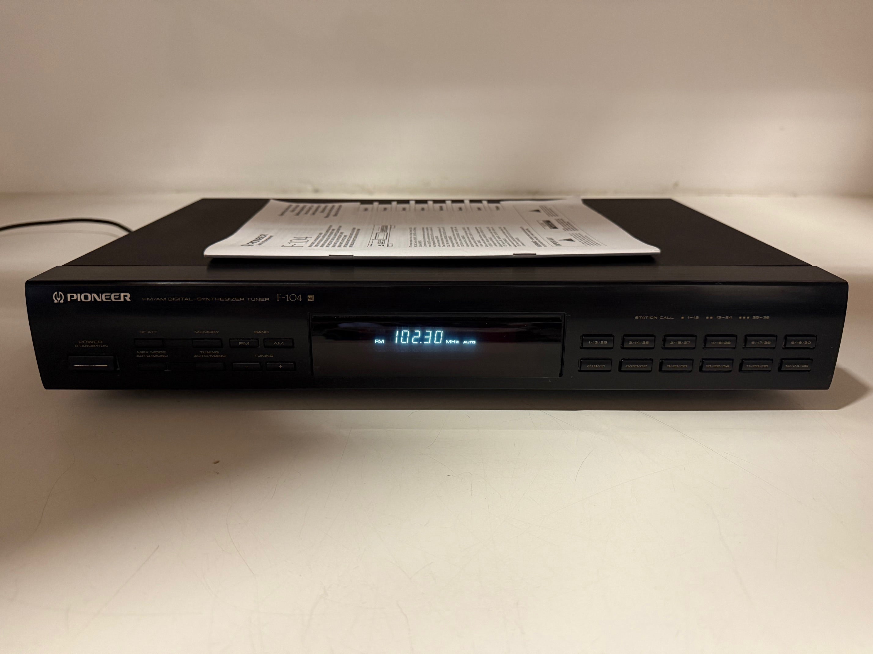 Pioneer F-104 FM/AM digitale synthesizer-tuner met handleiding