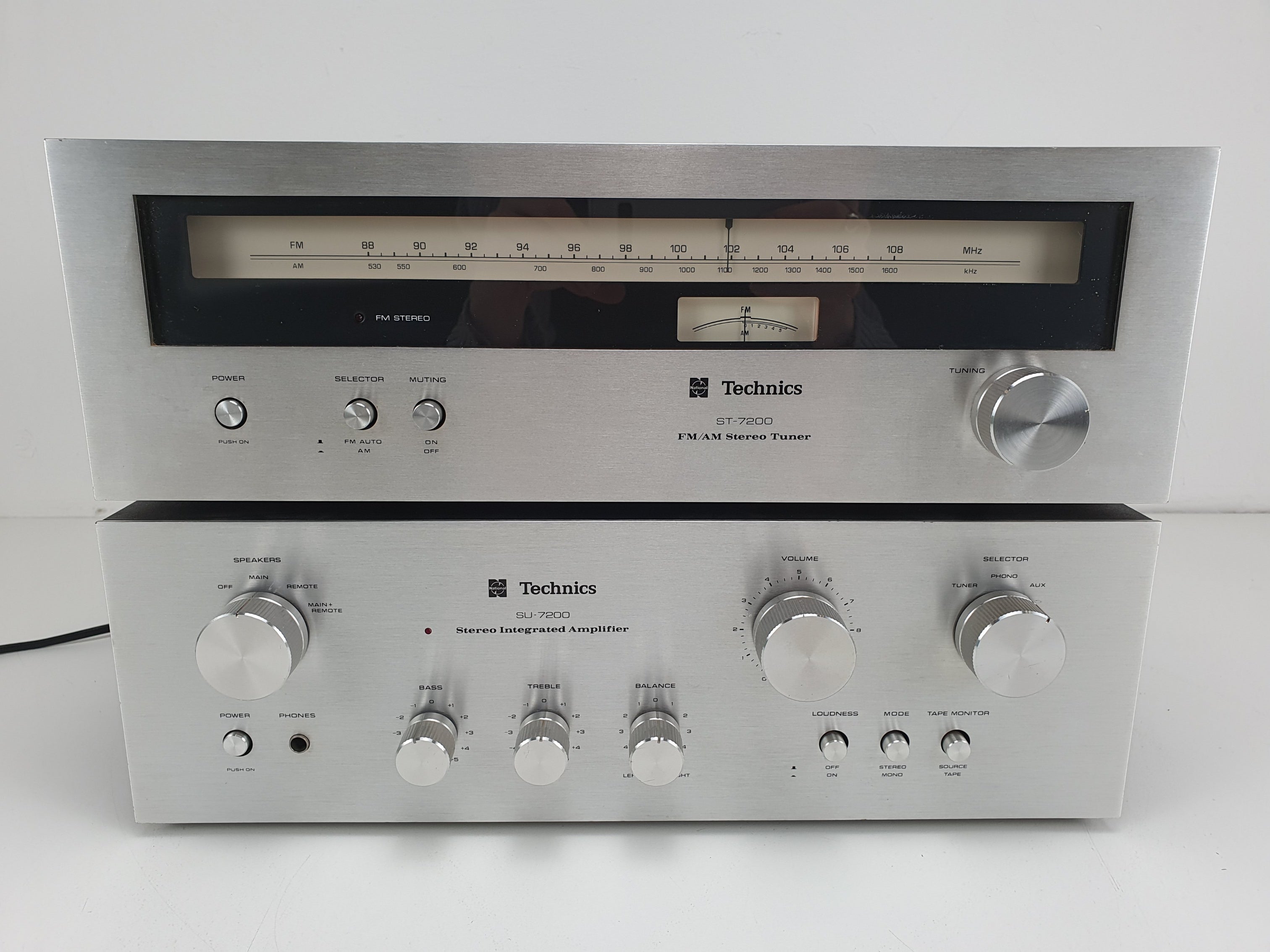 Technics ST-7200 Tuner - SU-7200 Integrated amplifier - Nice set - New lights