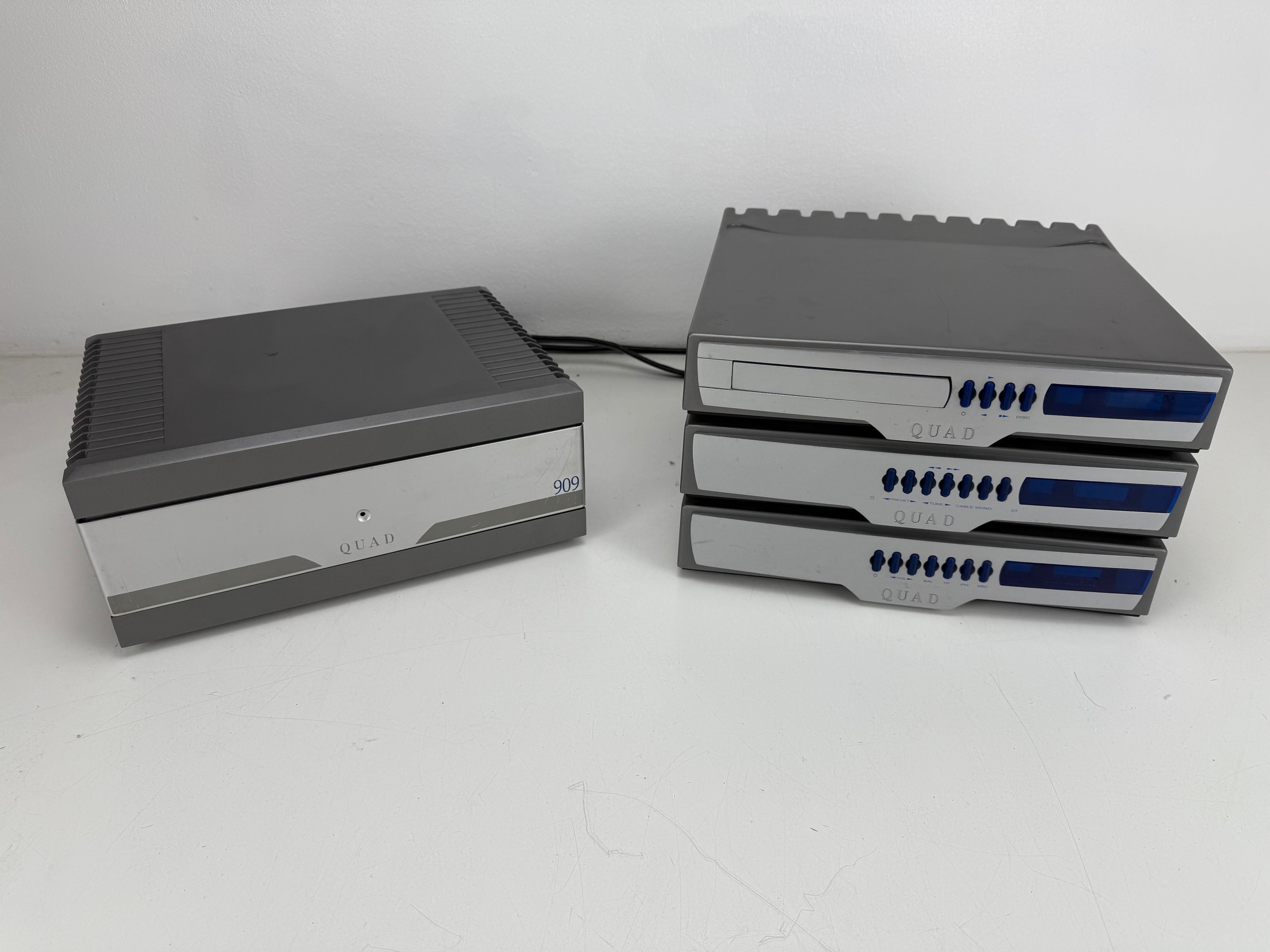 Quad 909 audioset - Voorversterker - CD-speler - Tuner - Eindversterker