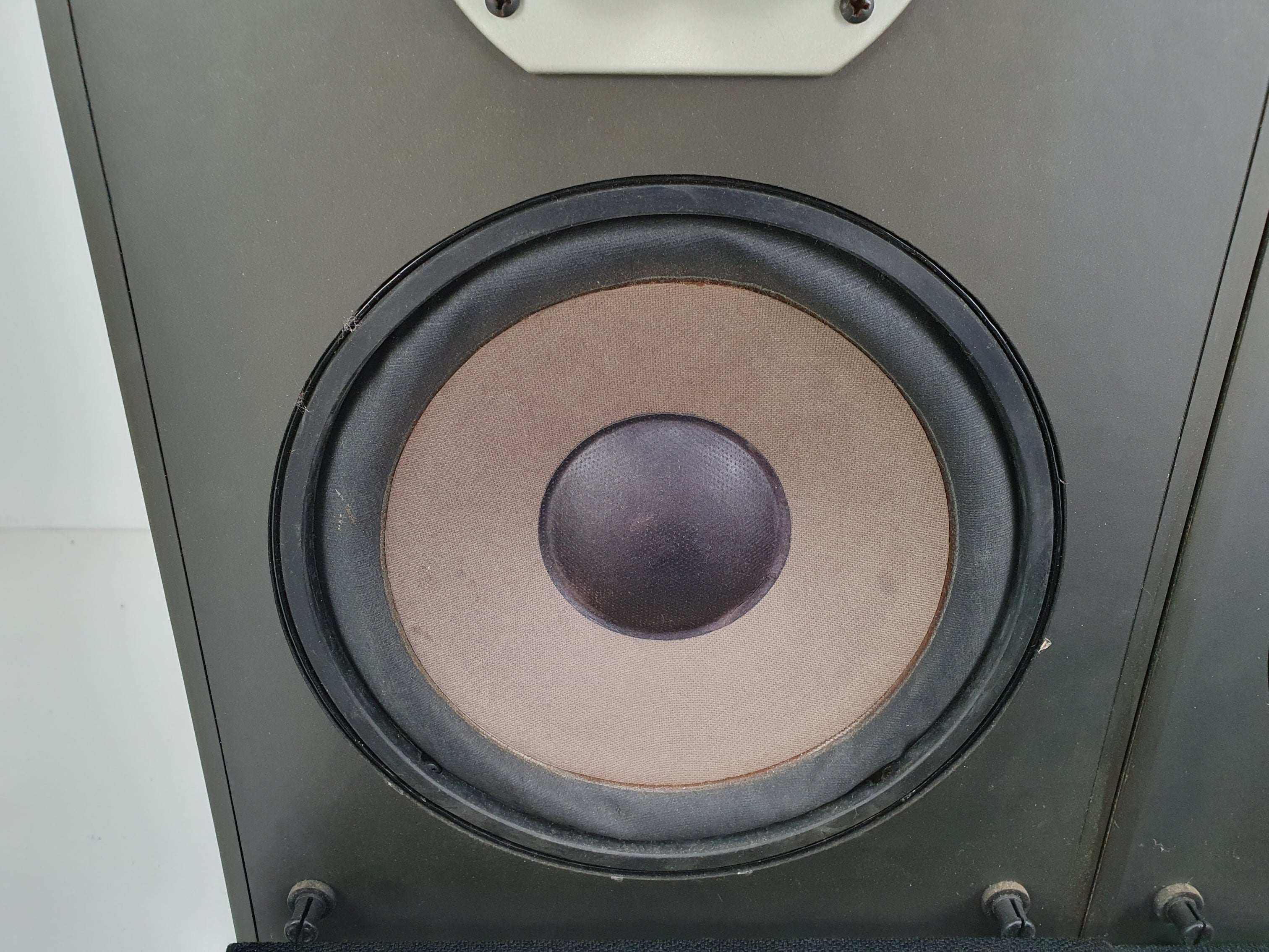 Akai SR-1100 Vintage bookshelf speakers - One not fully working