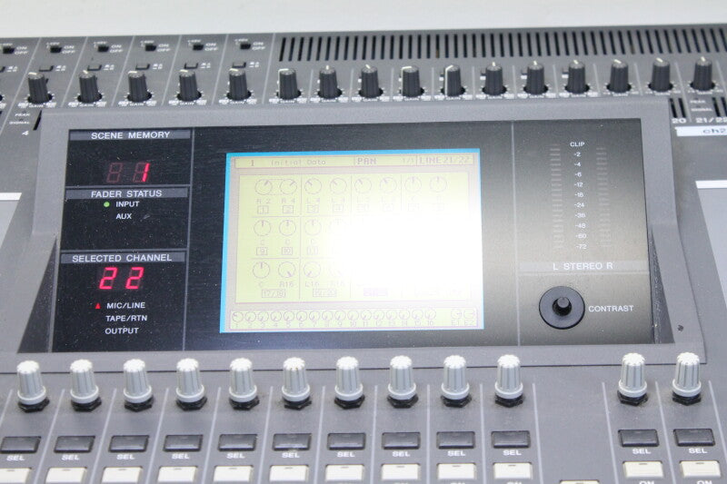 Yamaha 02R digitale mixer met meterbrug en 2 ADAT-kaarten