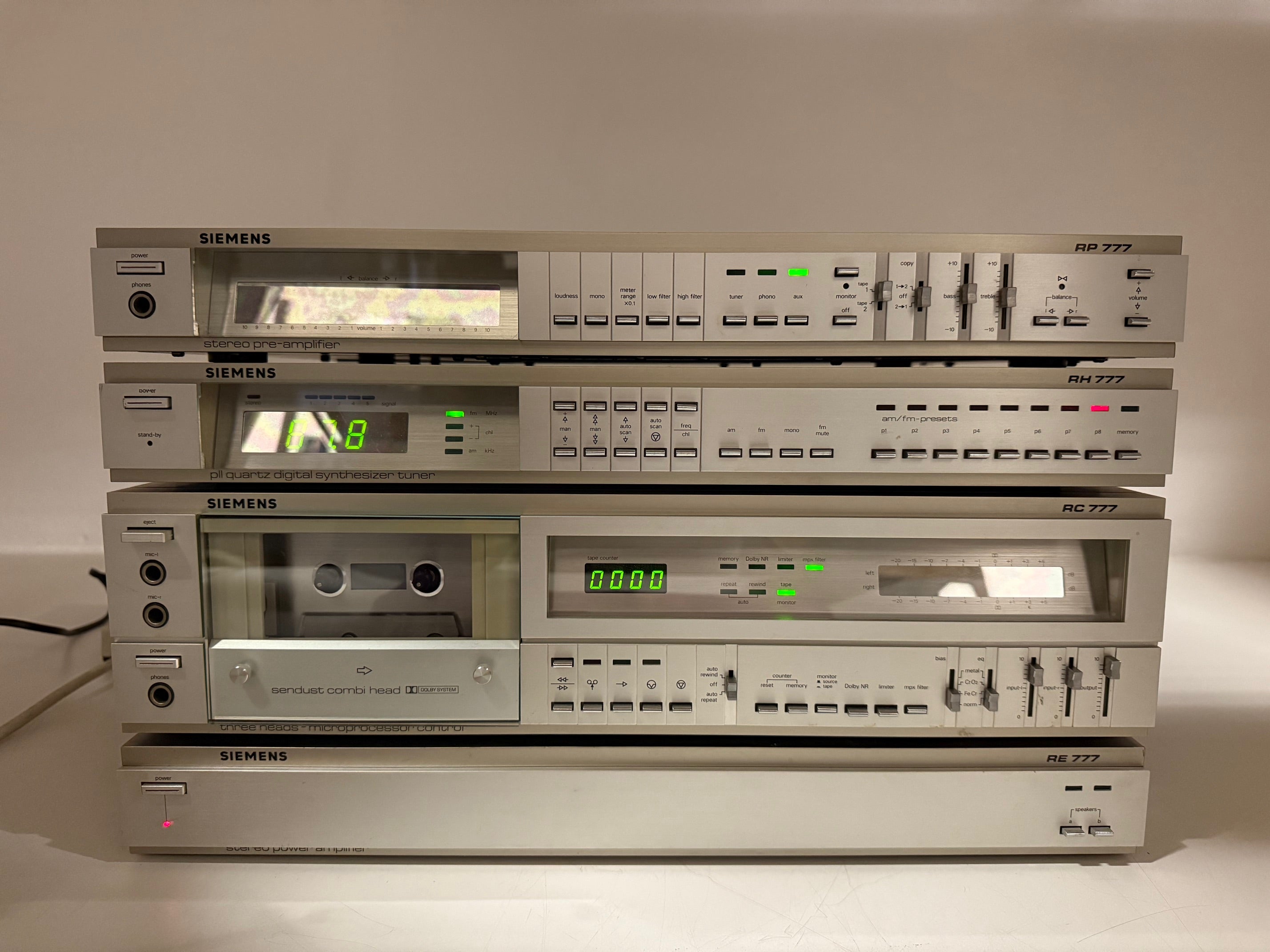 Siemens RP777 voorversterker / RH777 tuner / RC777 cassettedeck / RE777 eindversterker